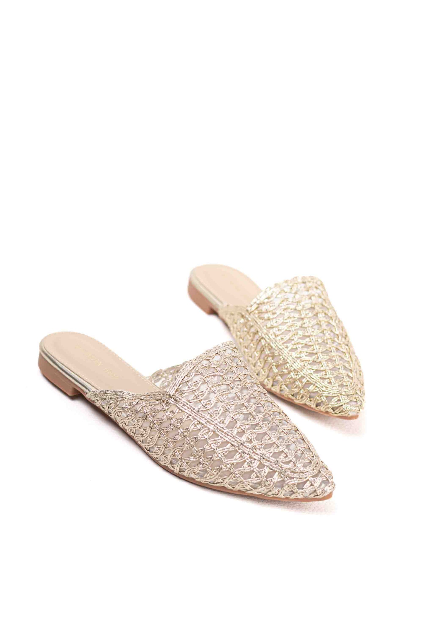 Sandalias doradas mules con suela plana diseño trenzado
