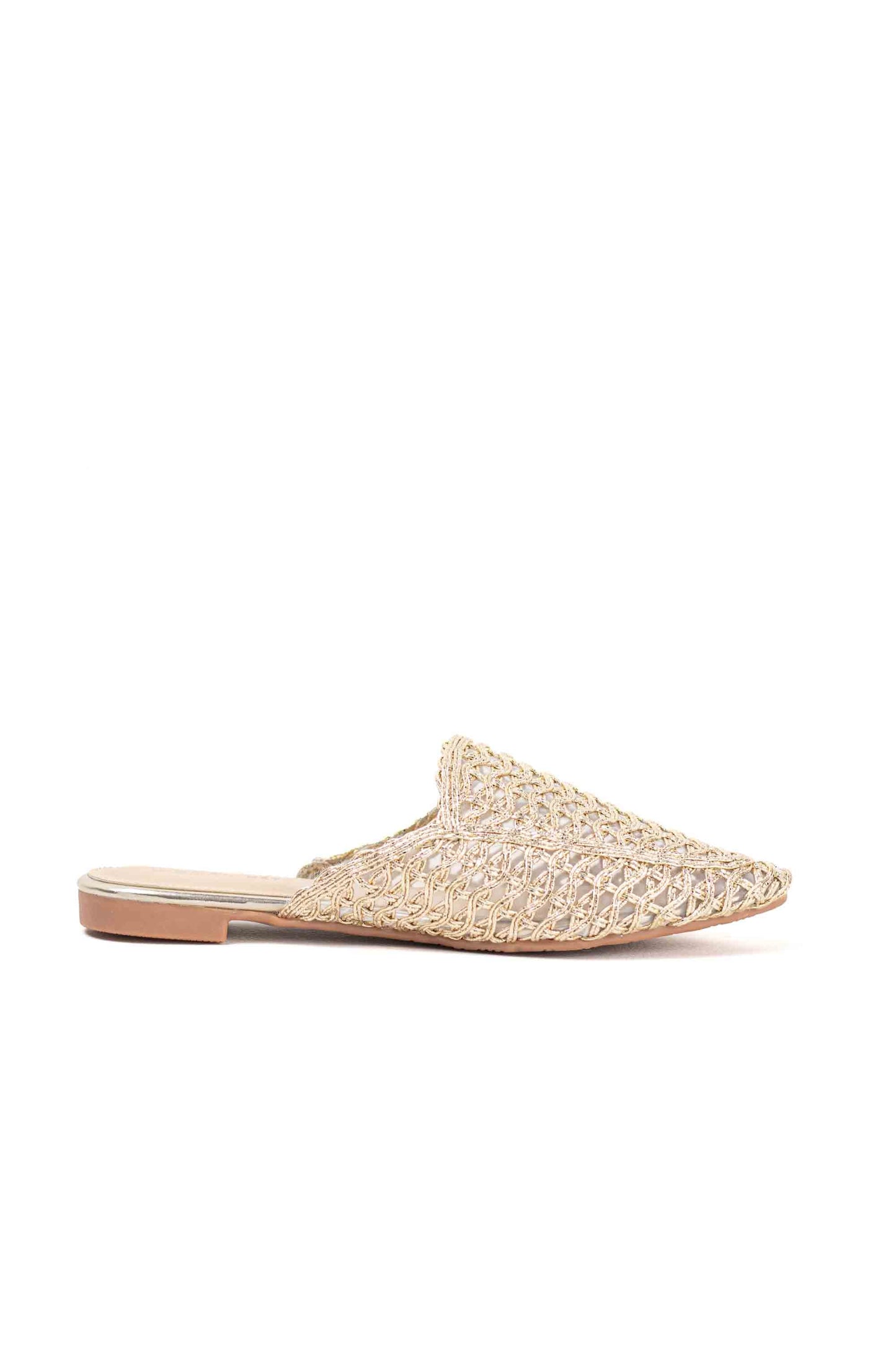 Sandalias doradas mules con suela plana diseño trenzado