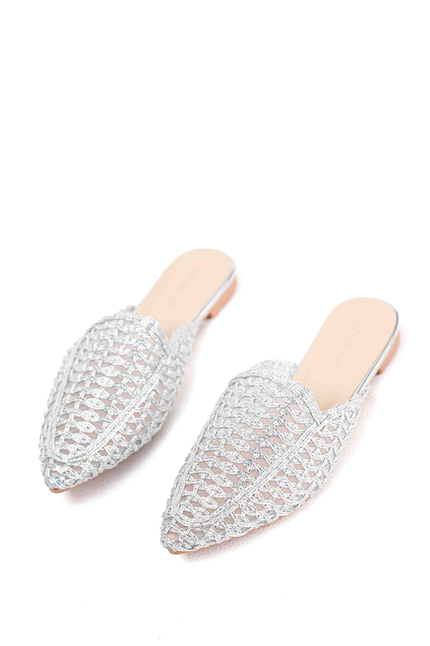 Sandalias doradas mules con suela plana diseño trenzado