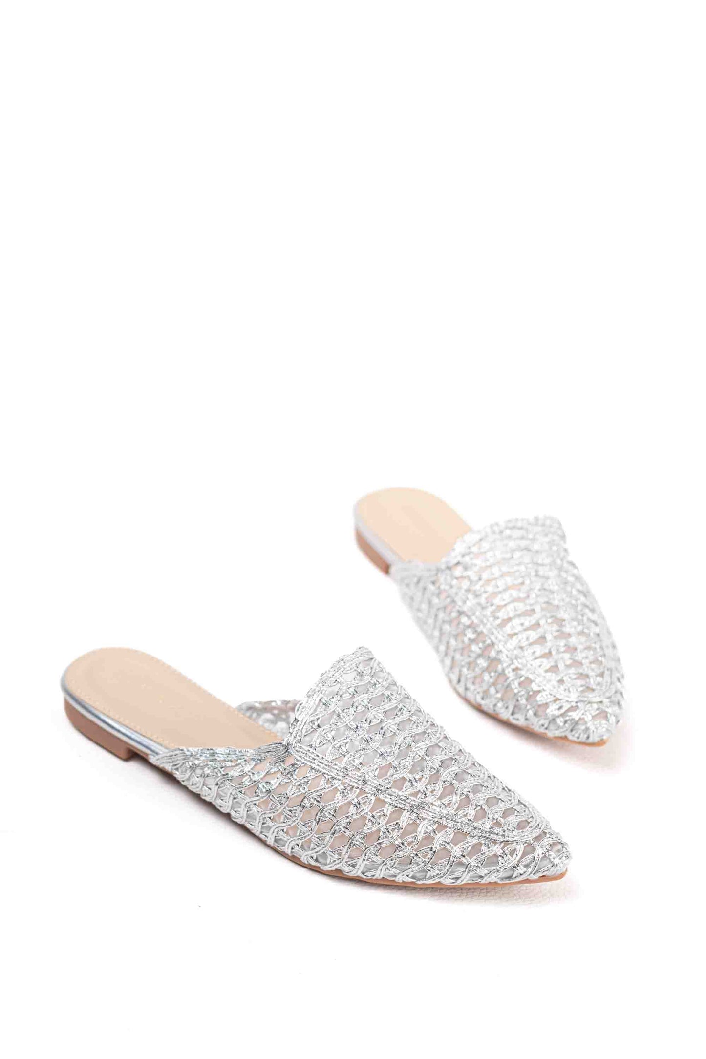 Sandalias doradas mules con suela plana diseño trenzado