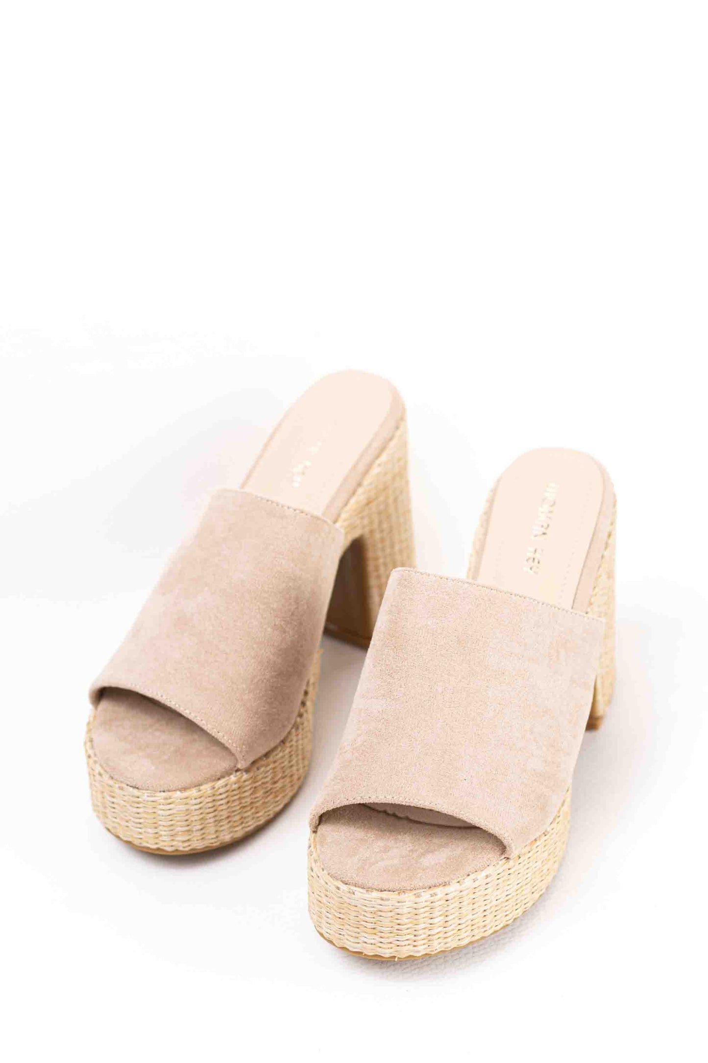 Sandalias doradas zuecos tacón alto con plataforma de rafia