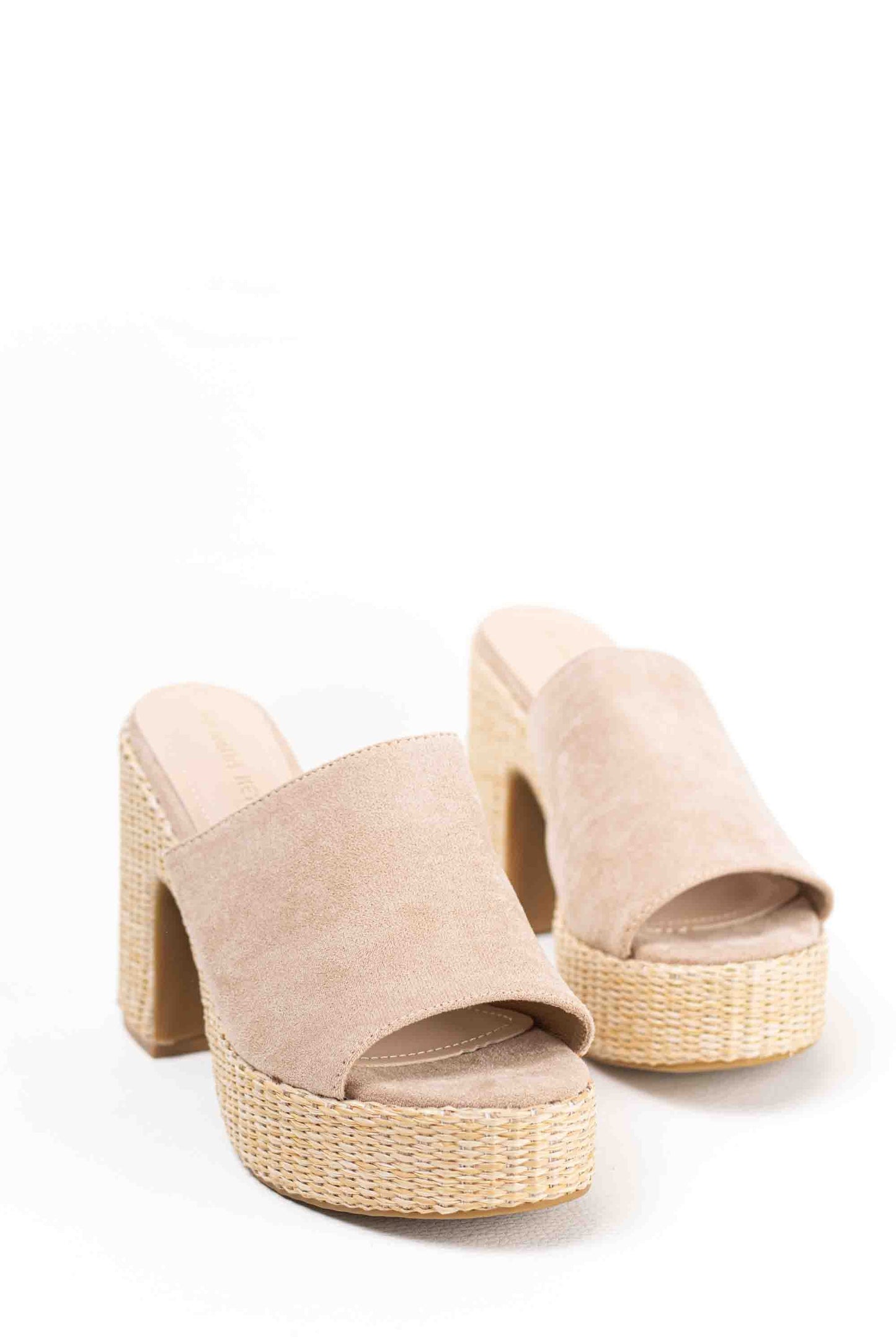 Sandalias doradas zuecos tacón alto con plataforma de rafia