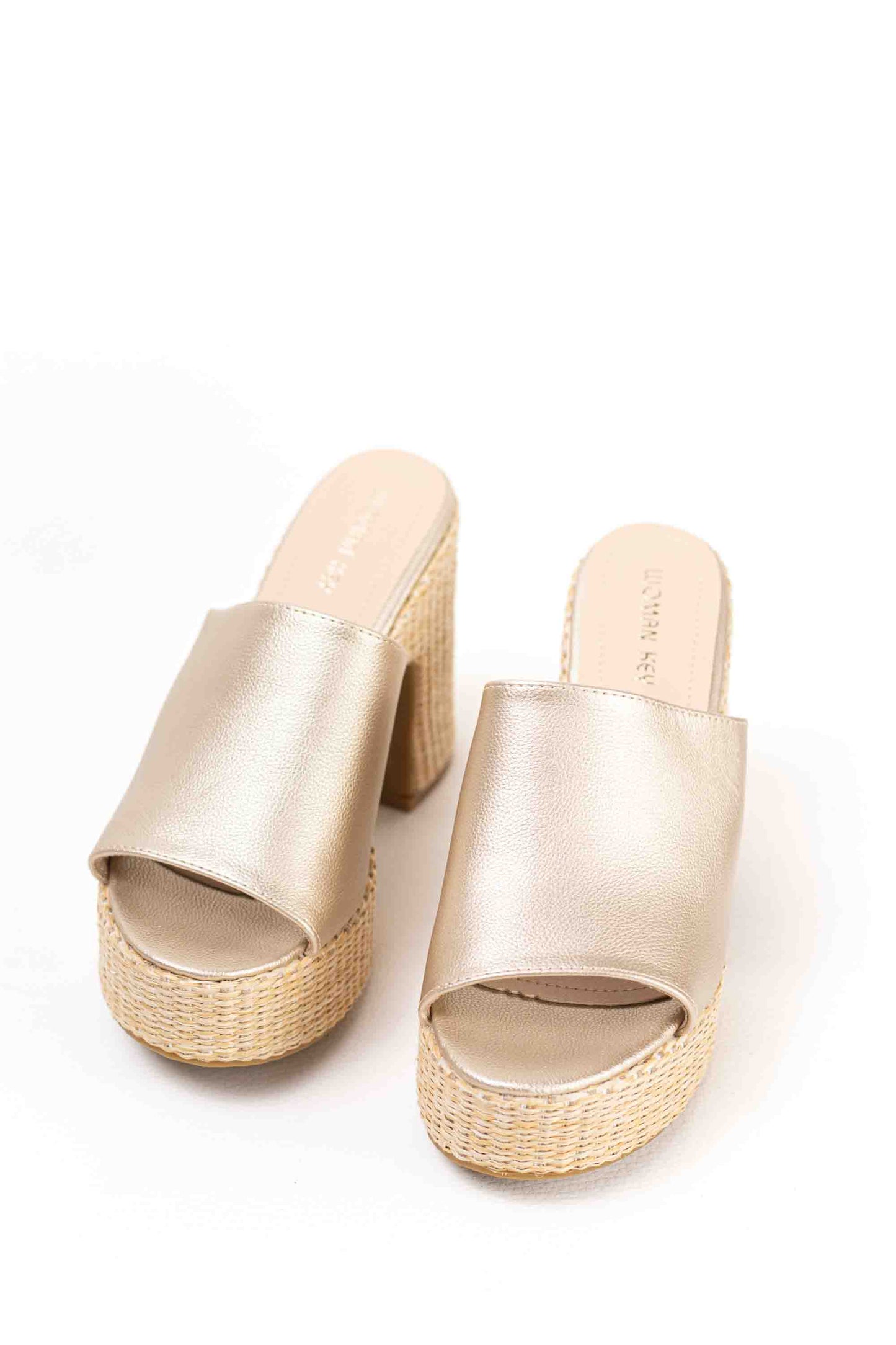 Sandalias doradas zuecos tacón alto con plataforma de rafia