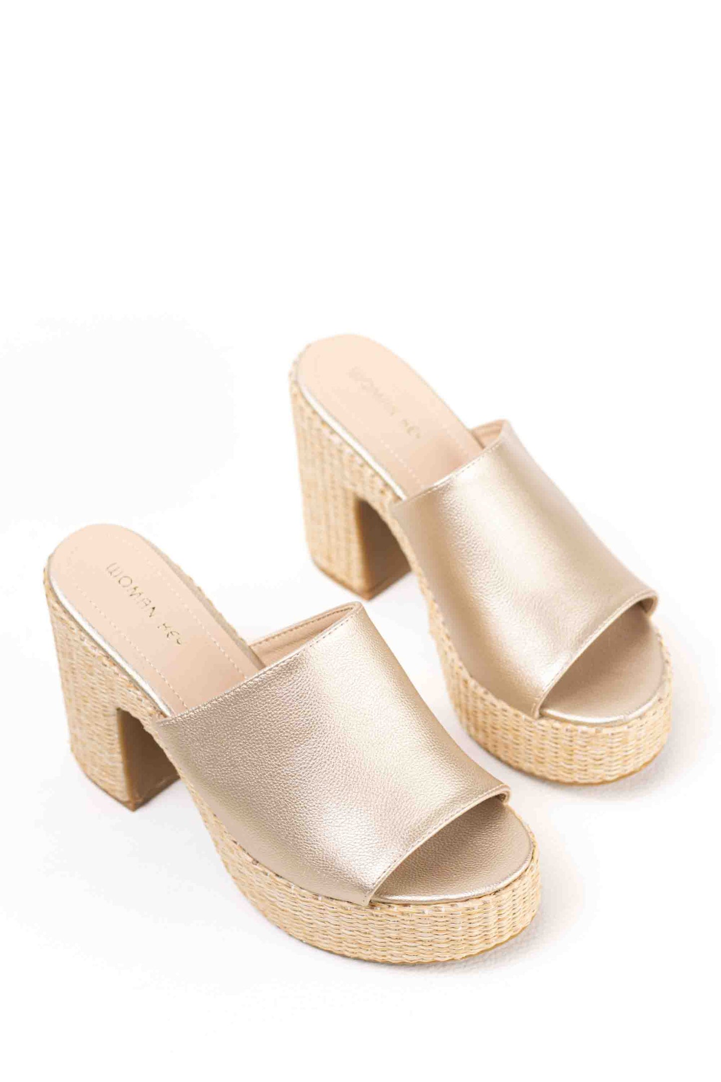 Sandalias doradas zuecos tacón alto con plataforma de rafia