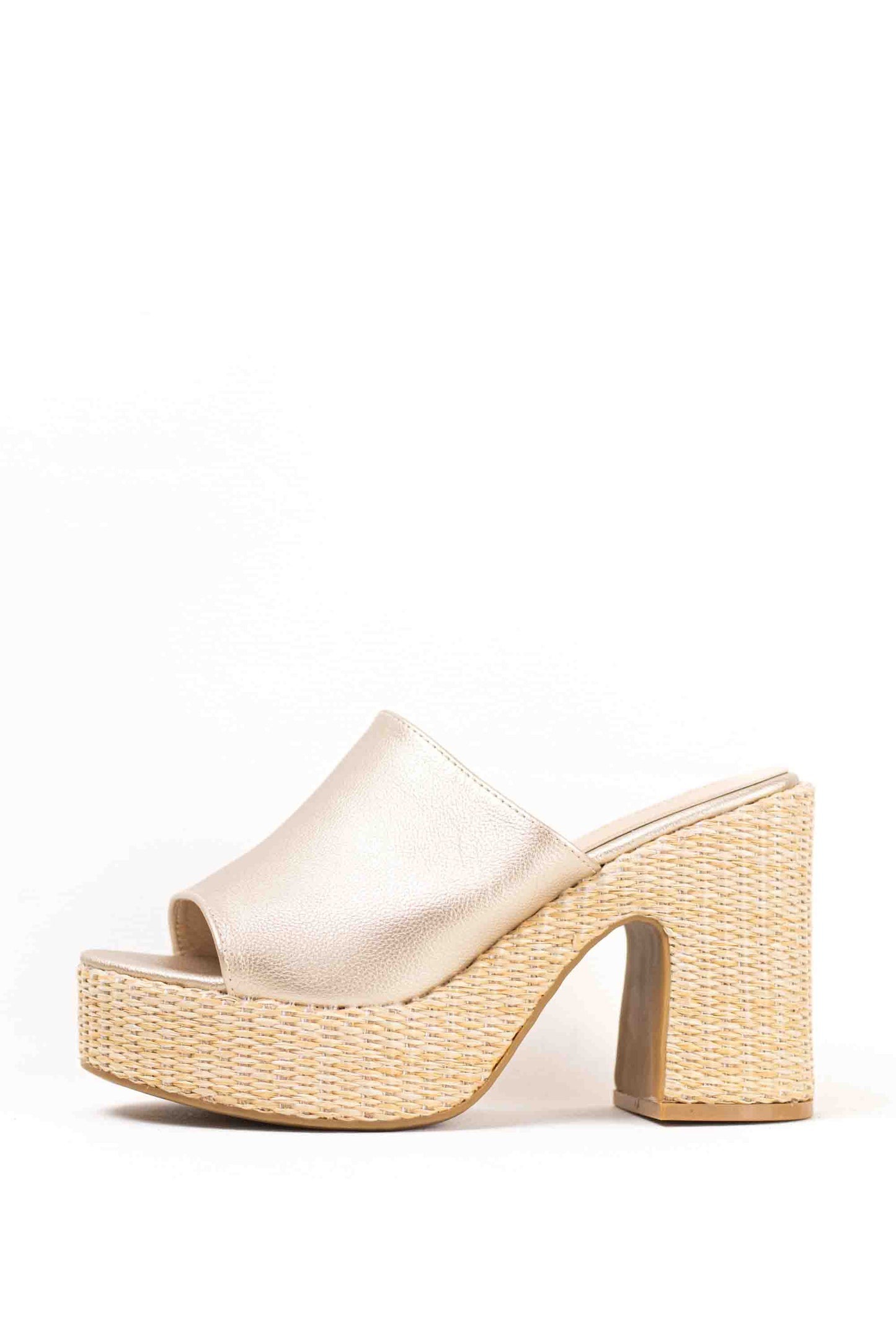 Sandalias doradas zuecos tacón alto con plataforma de rafia