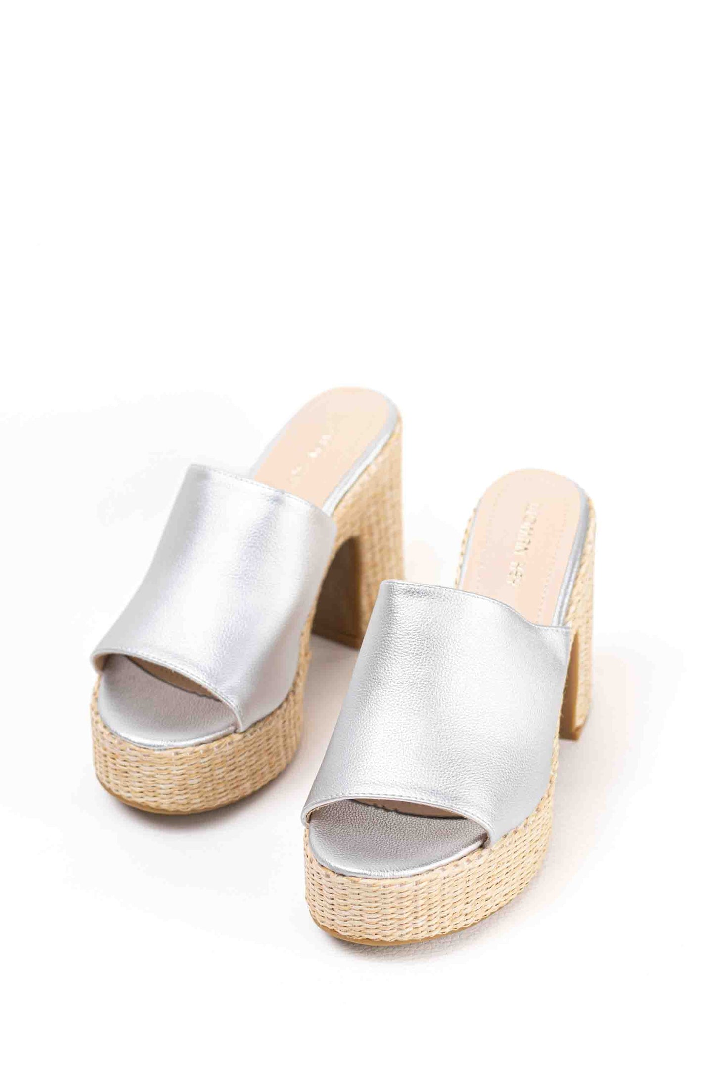 Sandalias doradas zuecos tacón alto con plataforma de rafia