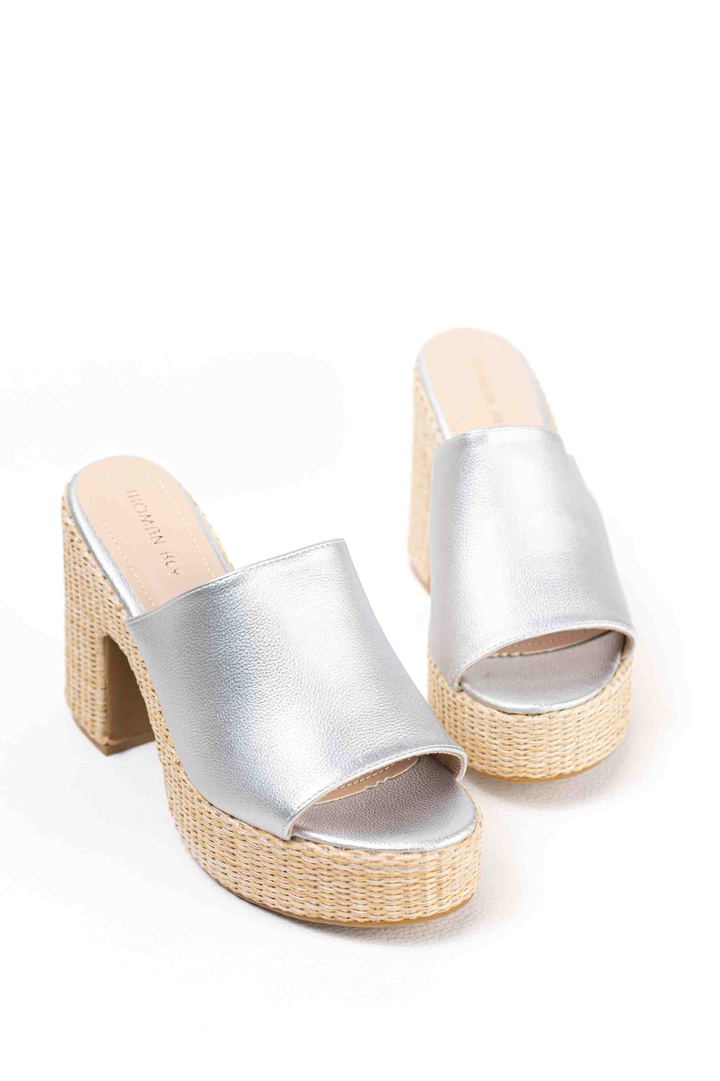 Sandalias doradas zuecos tacón alto con plataforma de rafia