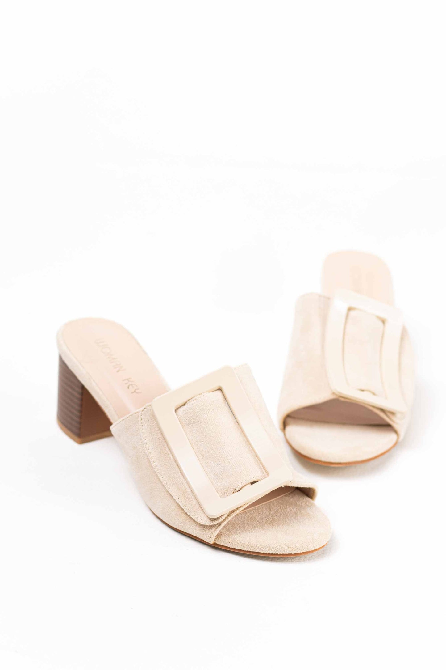 Sandalias tacón mediano efecto madera mules con adorno de hebilla