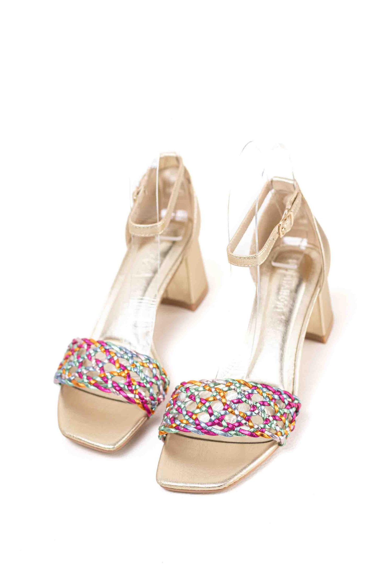 Sandalias doradas mujer tacón medio par vestir con diseño trenzado