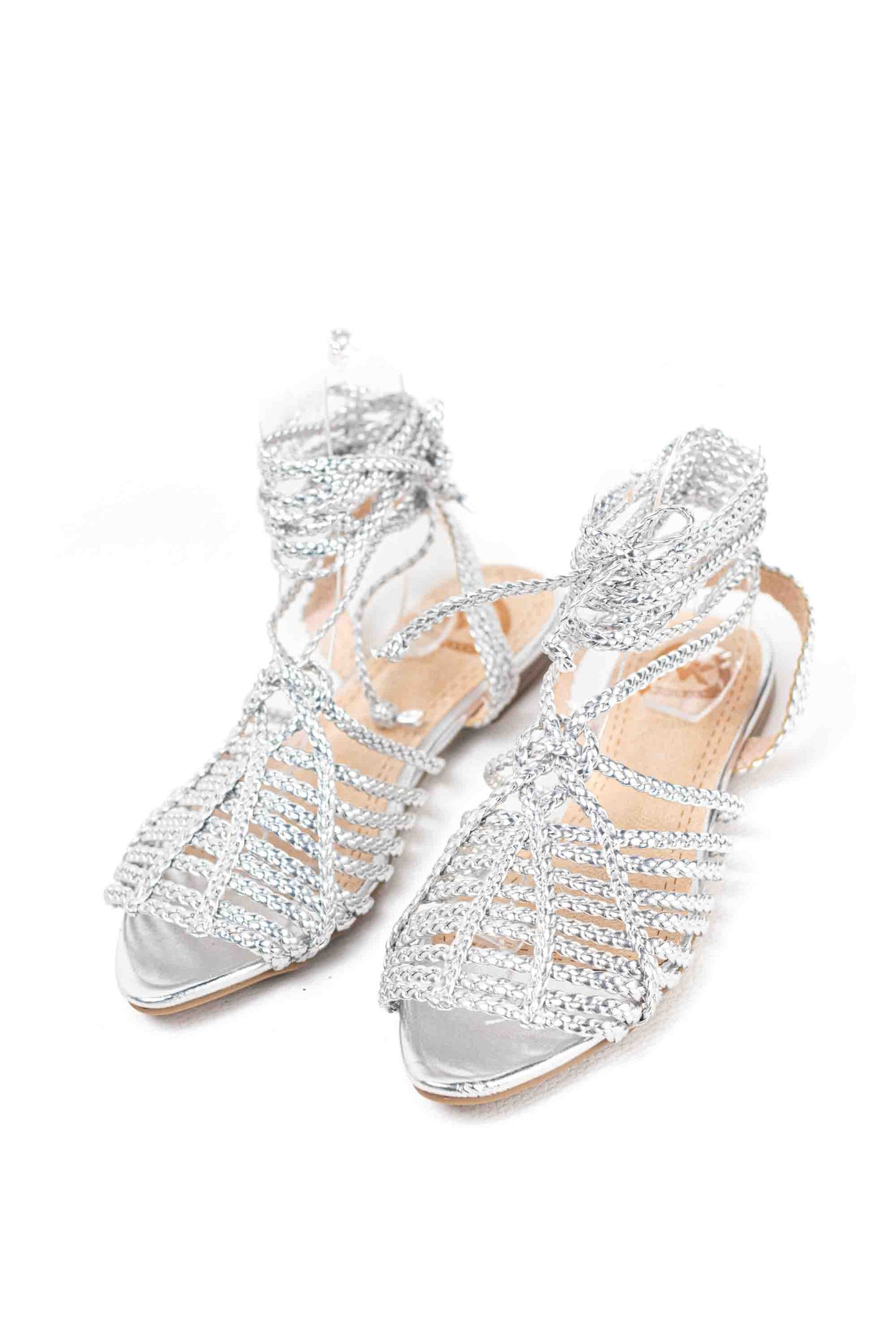 Sandalias doradas tiras trenzadas con cintas para mujer con suela plana