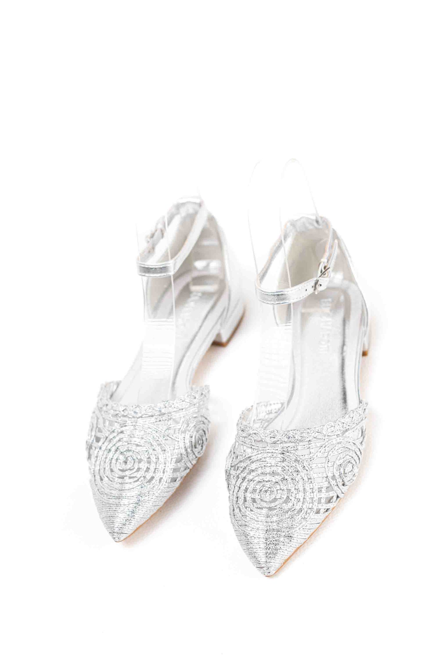 Zapatos dorados mujer con suela plana diseño crochet con pulsera