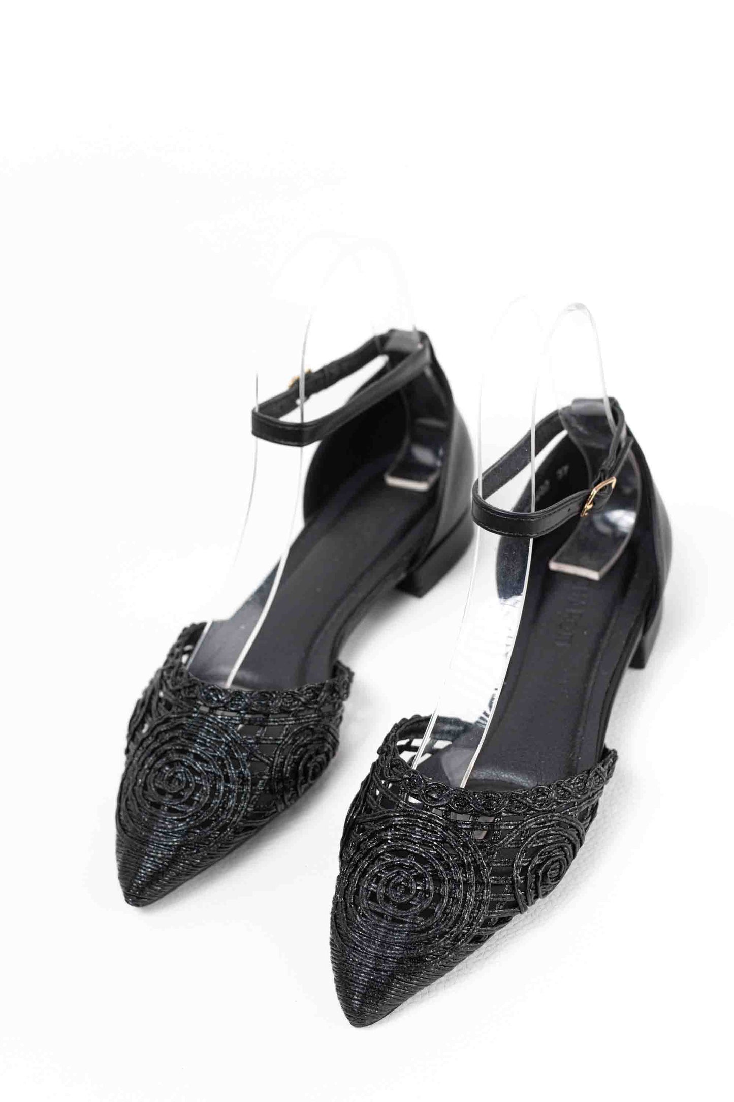 Zapatos dorados mujer con suela plana diseño crochet con pulsera