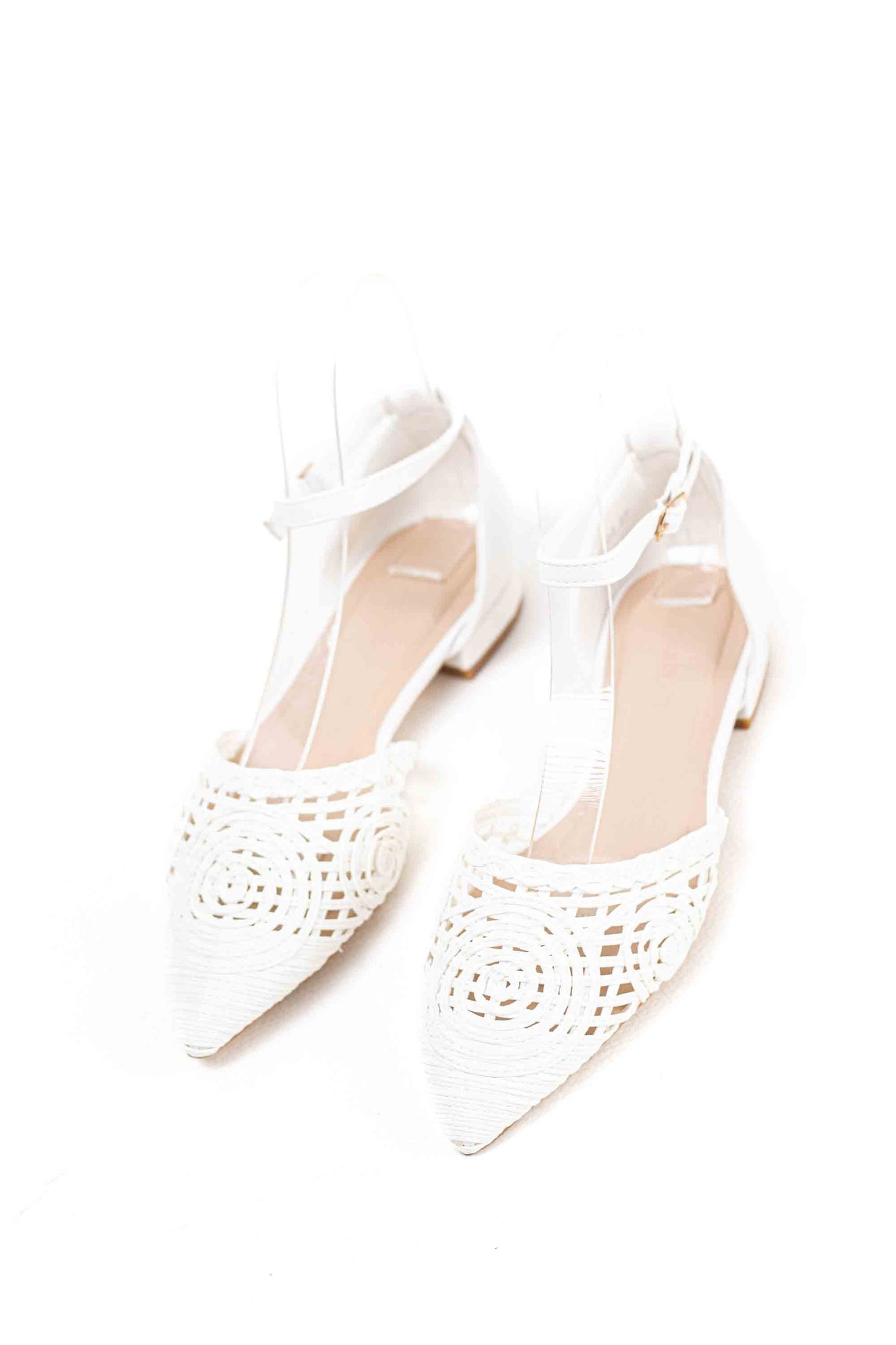 Zapatos dorados mujer con suela plana diseño crochet con pulsera