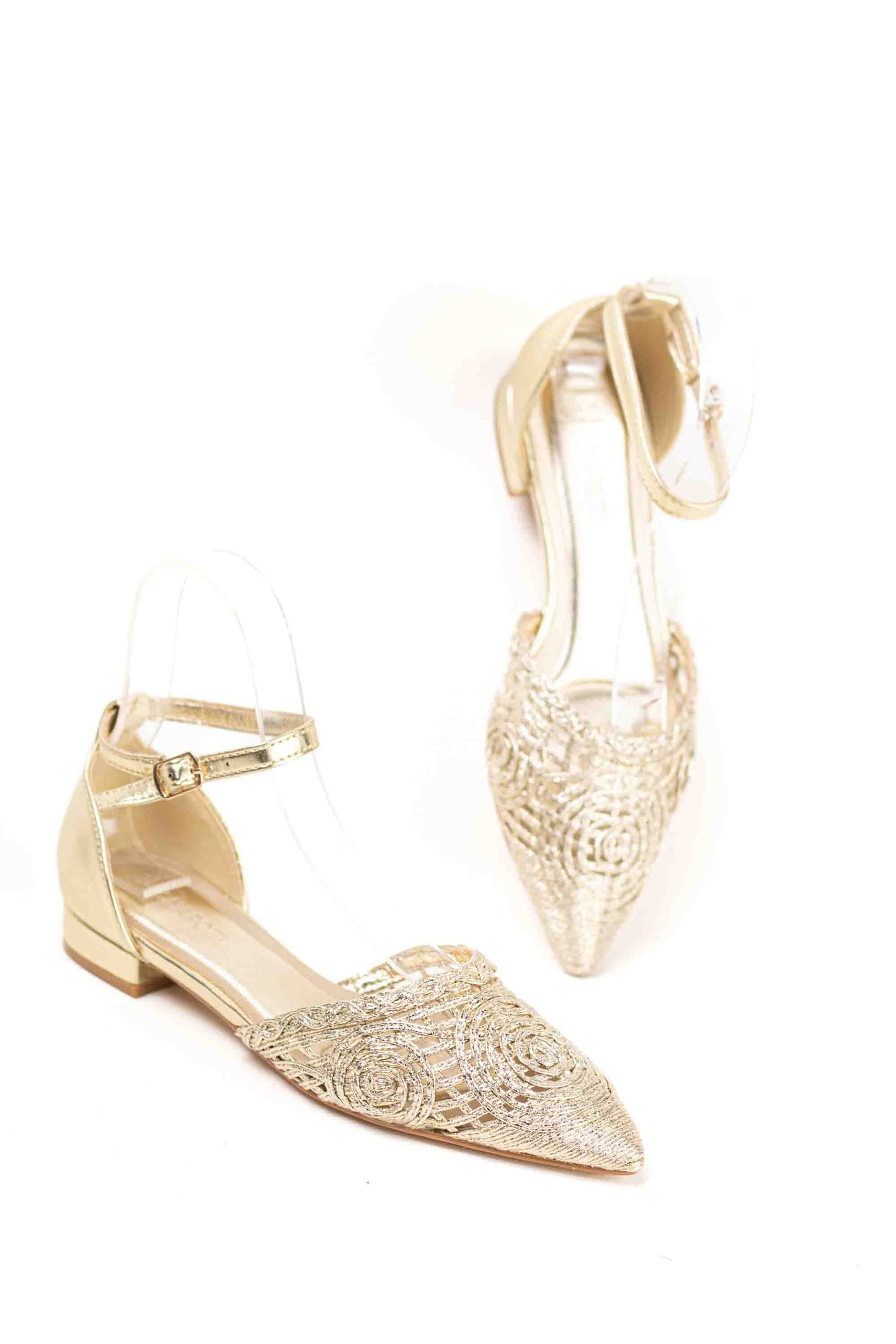Zapatos dorados mujer con suela plana diseño crochet con pulsera
