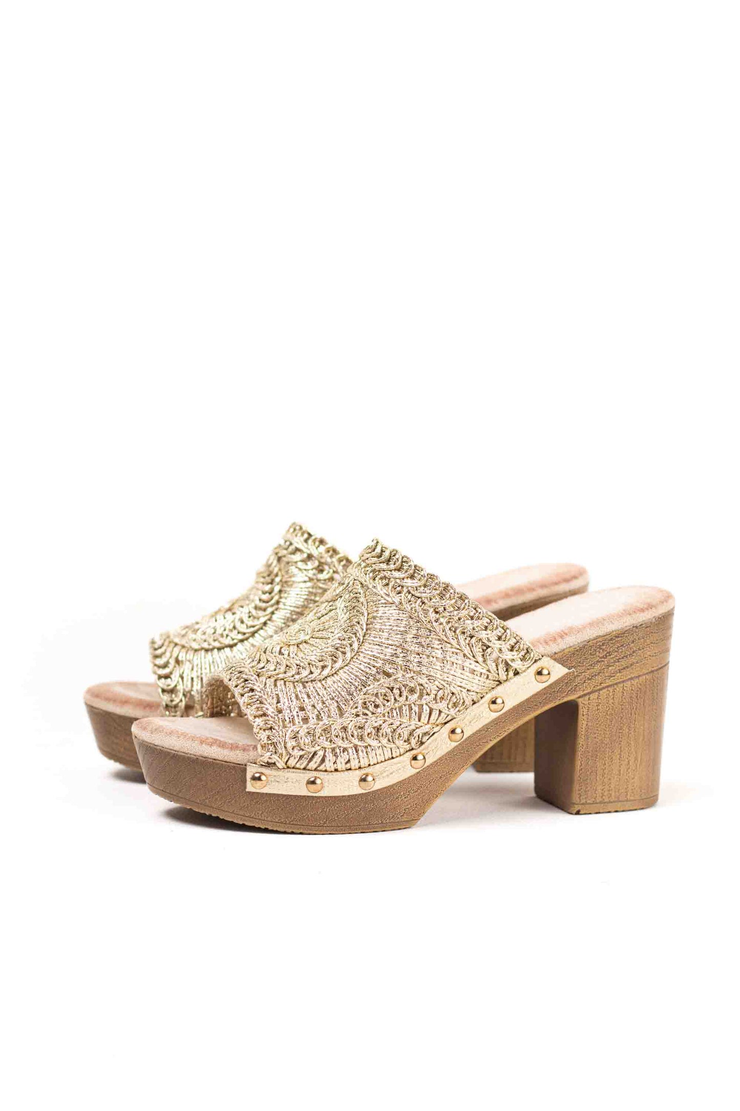 Sandalias doradas bohemias mujer tipo mules con tacòn alto y plataforma efecto madera diseño crochet