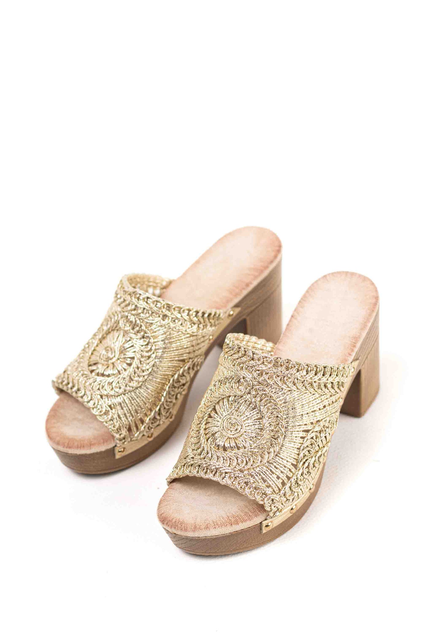 Sandalias doradas bohemias mujer tipo mules con tacòn alto y plataforma efecto madera diseño crochet