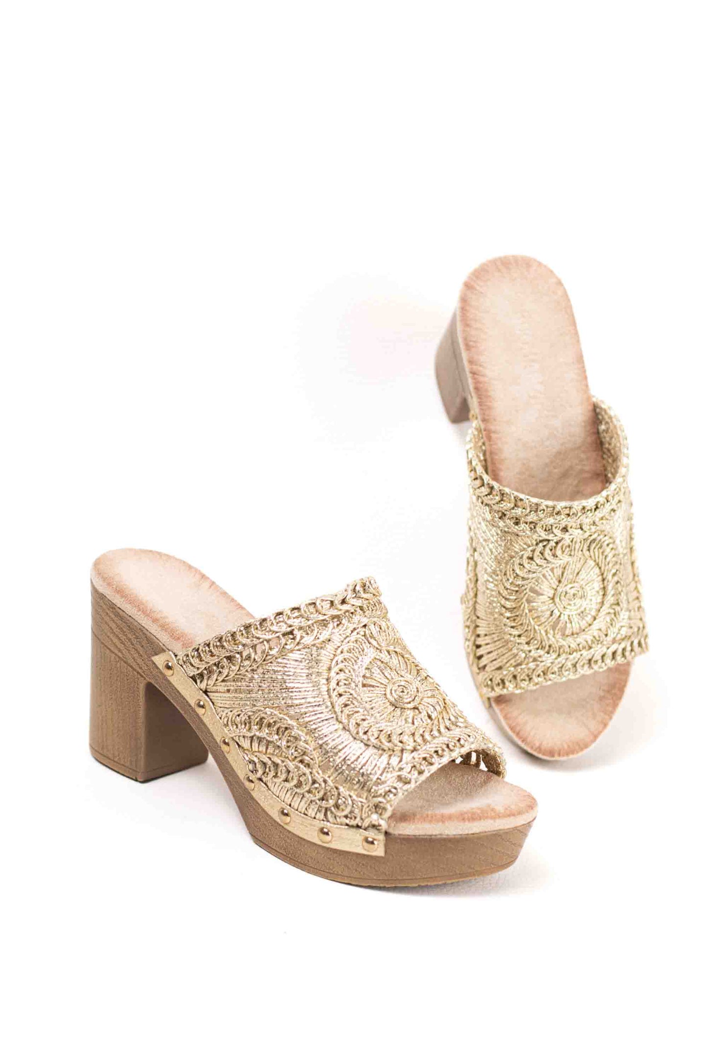 Sandalias doradas bohemias mujer tipo mules con tacòn alto y plataforma efecto madera diseño crochet