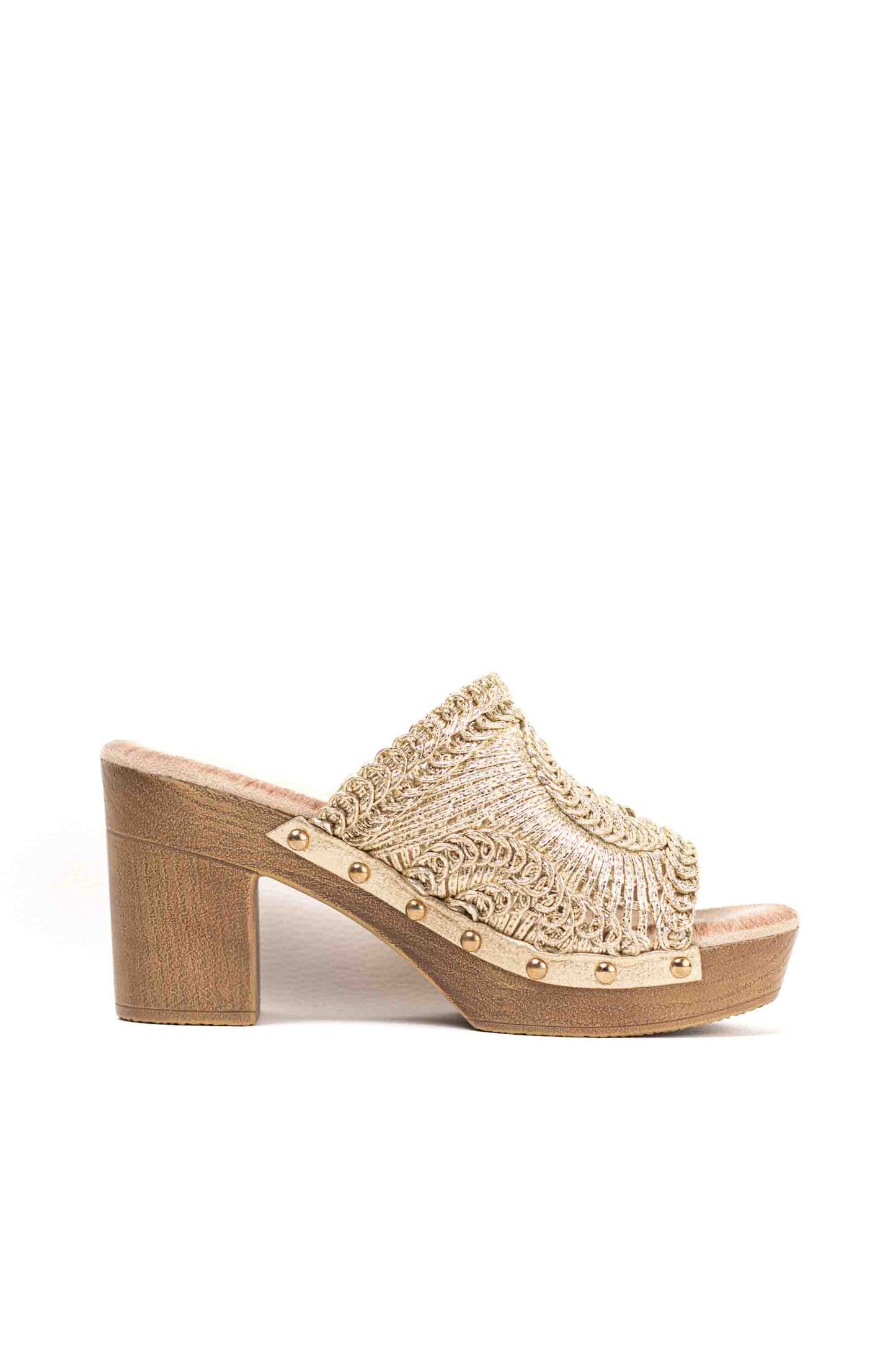 Sandalias doradas bohemias mujer tipo mules con tacòn alto y plataforma efecto madera diseño crochet