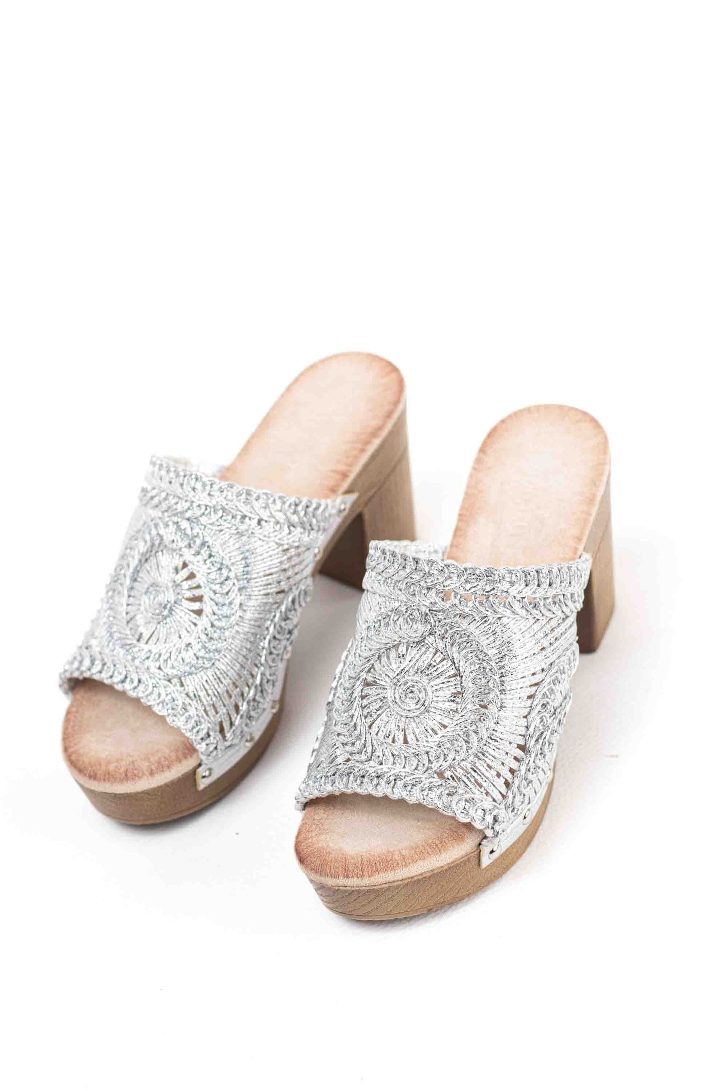 Sandalias doradas bohemias mujer tipo mules con tacòn alto y plataforma efecto madera diseño crochet