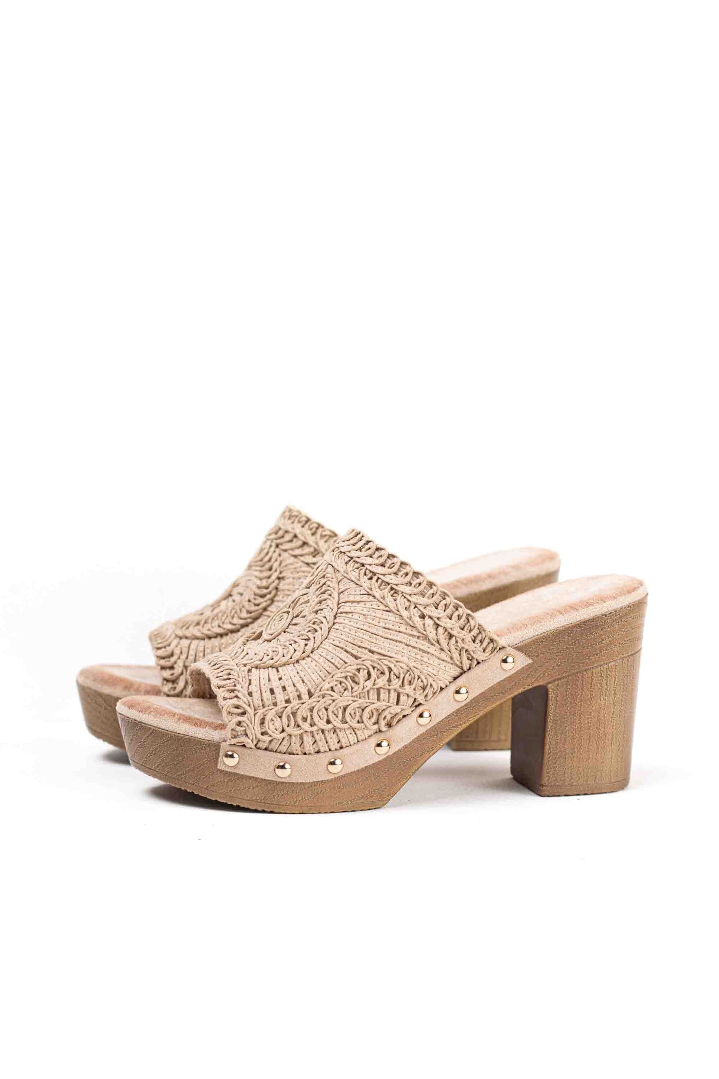 Sandalias doradas bohemias mujer tipo mules con tacòn alto y plataforma efecto madera diseño crochet