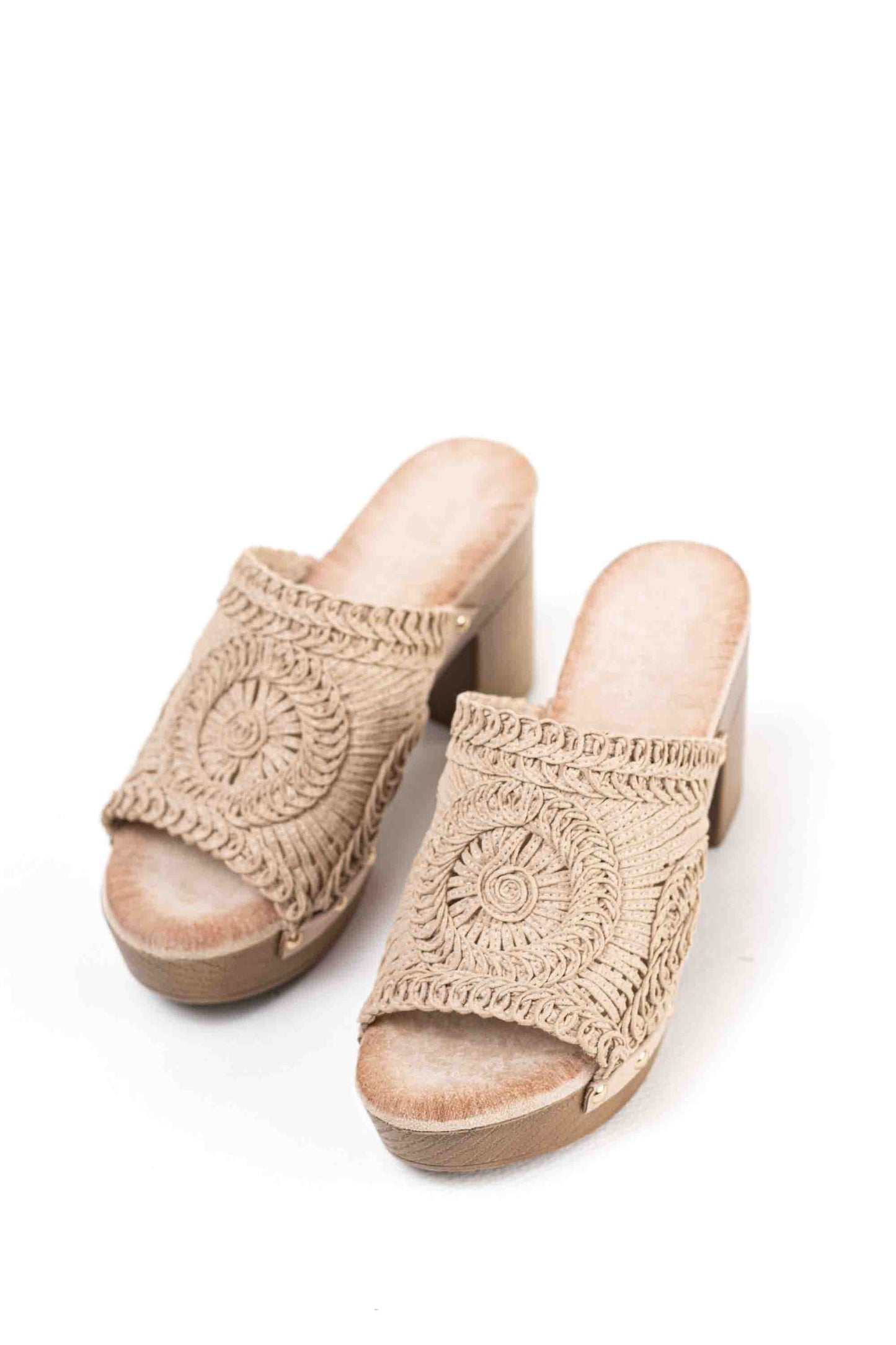 Sandalias doradas bohemias mujer tipo mules con tacòn alto y plataforma efecto madera diseño crochet