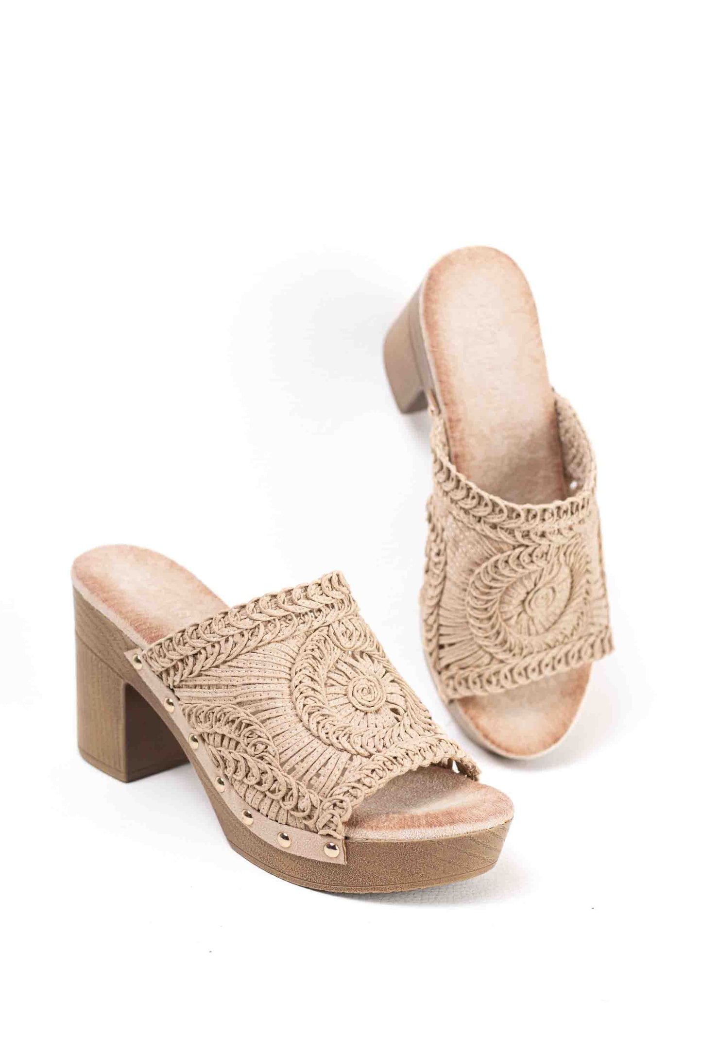 Sandalias doradas bohemias mujer tipo mules con tacòn alto y plataforma efecto madera diseño crochet