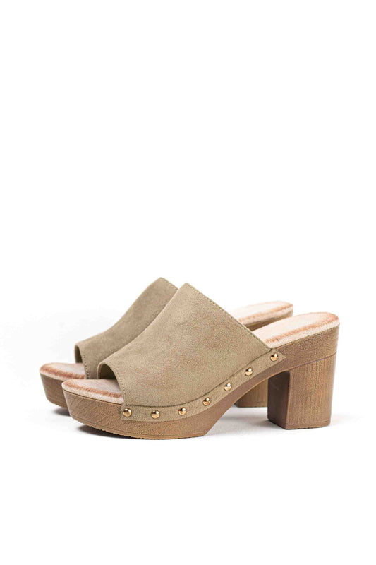 Sandalias mujer mules con  tacón alto y plataforma efecto madera con tachas
