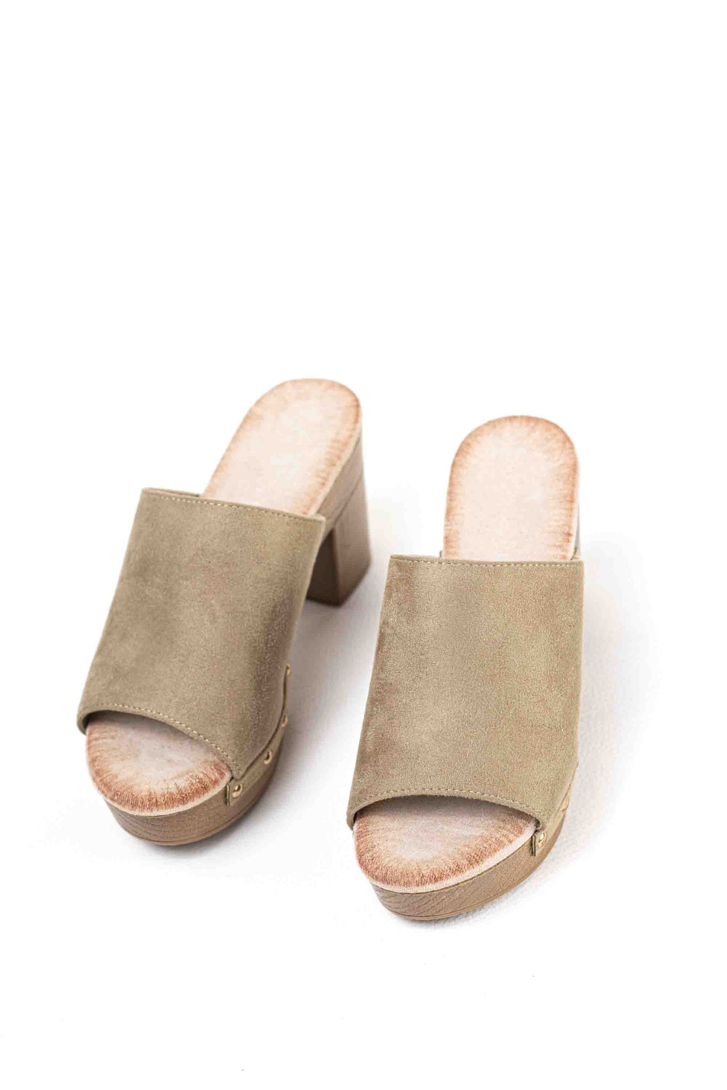 Sandalias mujer mules con  tacón alto y plataforma efecto madera con tachas