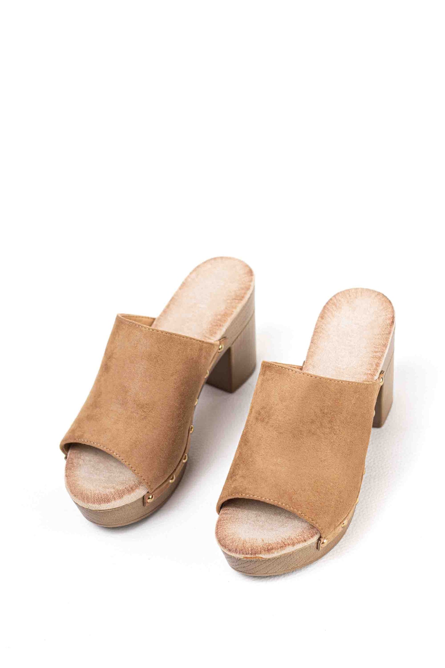 Sandalias mujer mules con  tacón alto y plataforma efecto madera con tachas