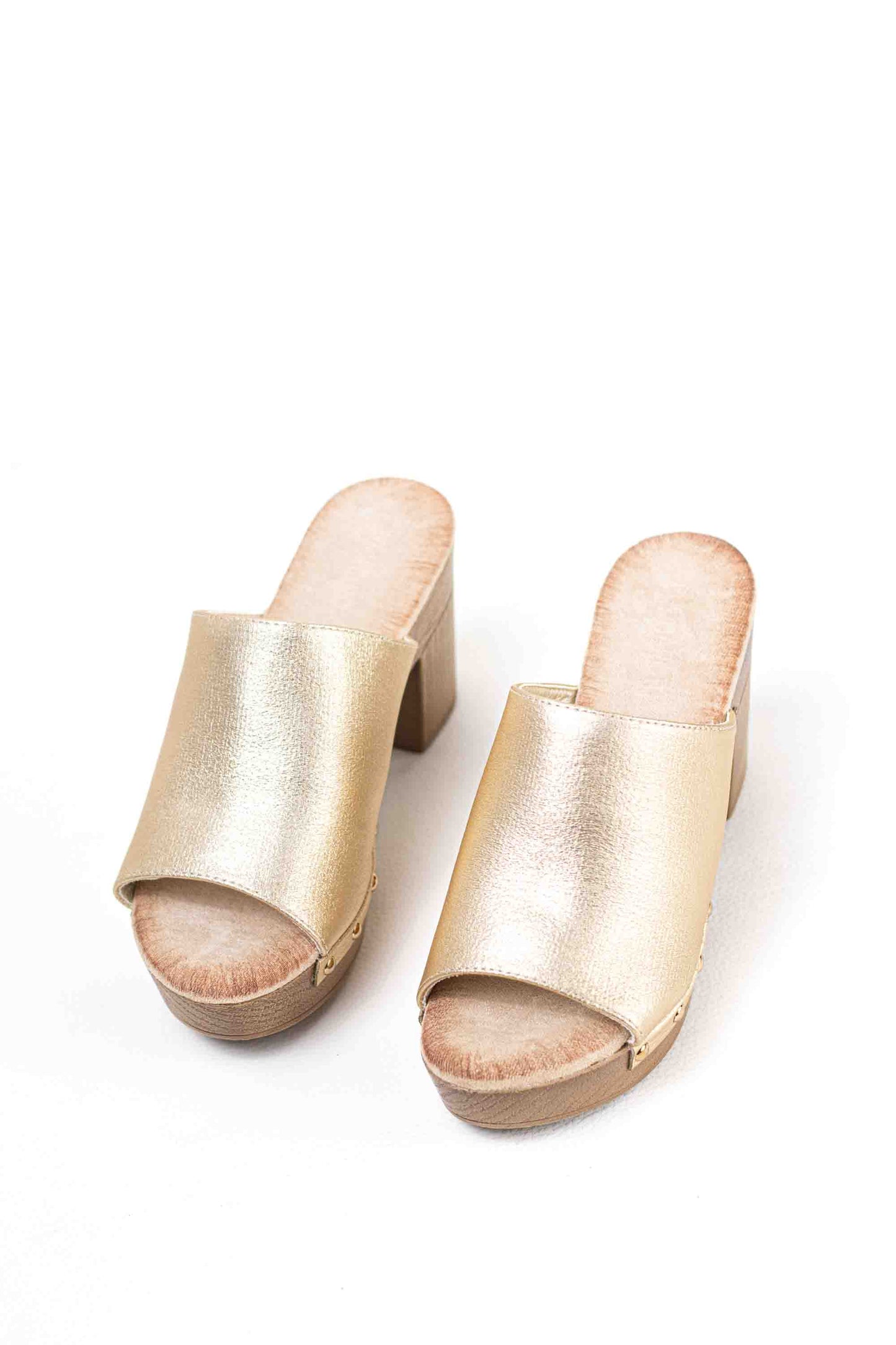 Sandalias mujer mules con  tacón alto y plataforma efecto madera con tachas
