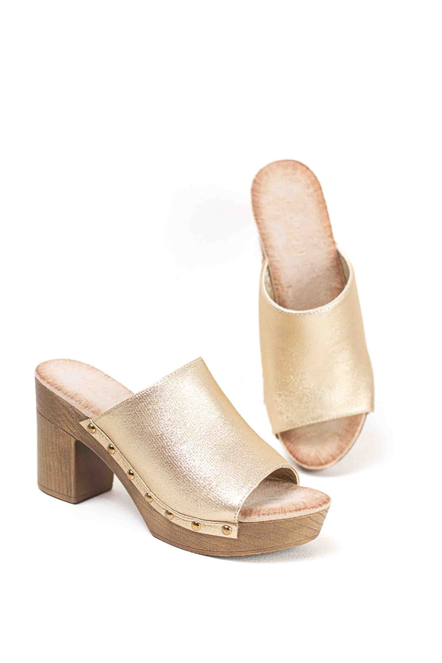 Sandalias mujer mules con  tacón alto y plataforma efecto madera con tachas