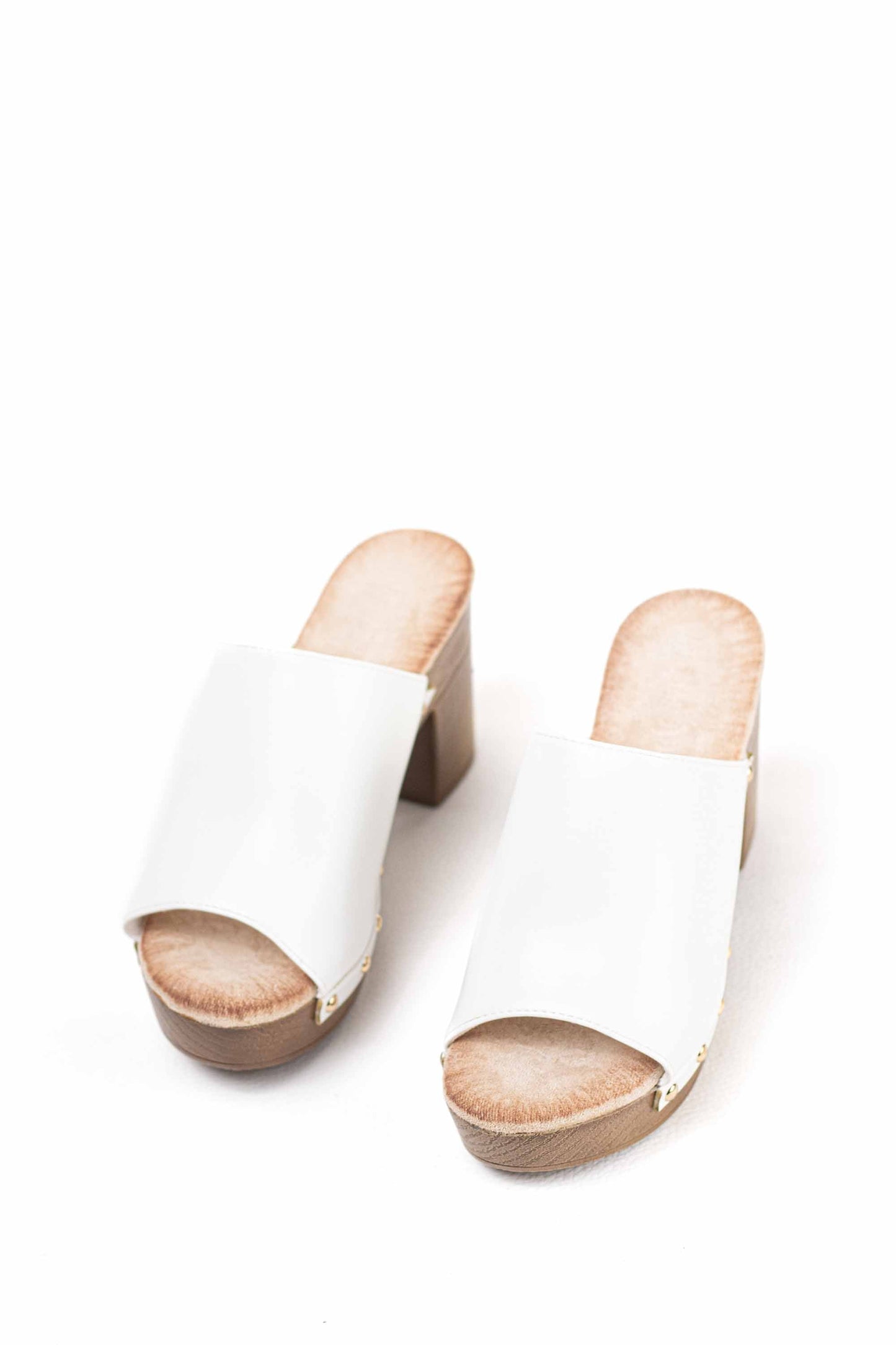 Sandalias mujer mules con  tacón alto y plataforma efecto madera con tachas