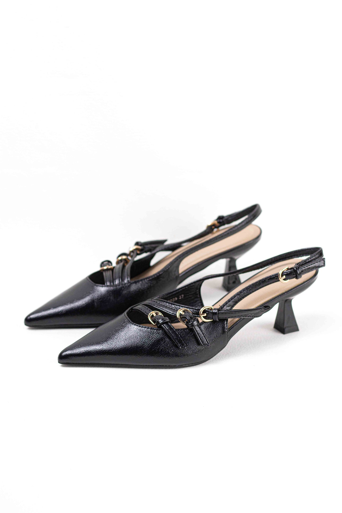 Zapatos con tacón fino y detalles de hebillas