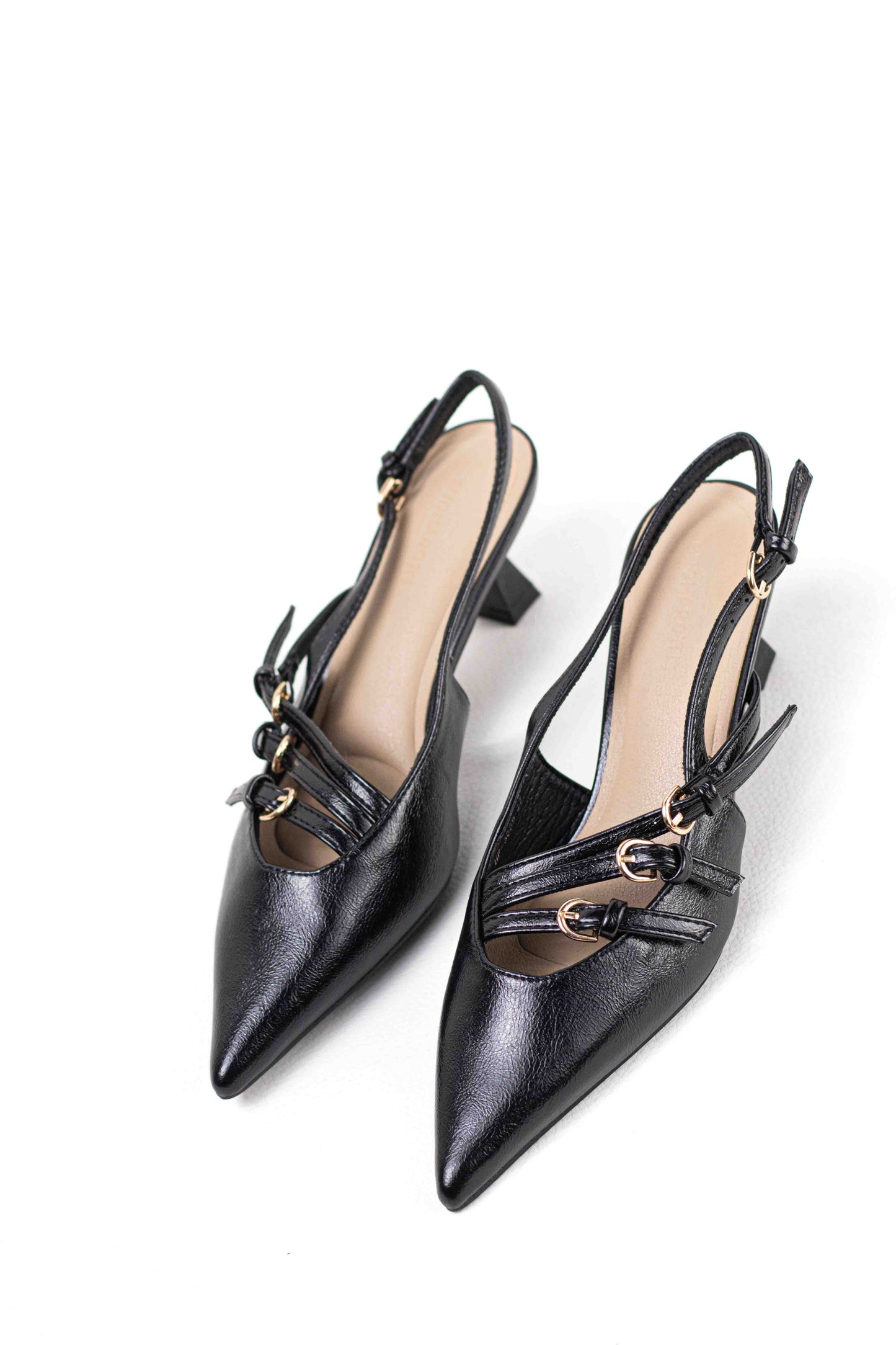 Zapatos con tacón fino y detalles de hebillas