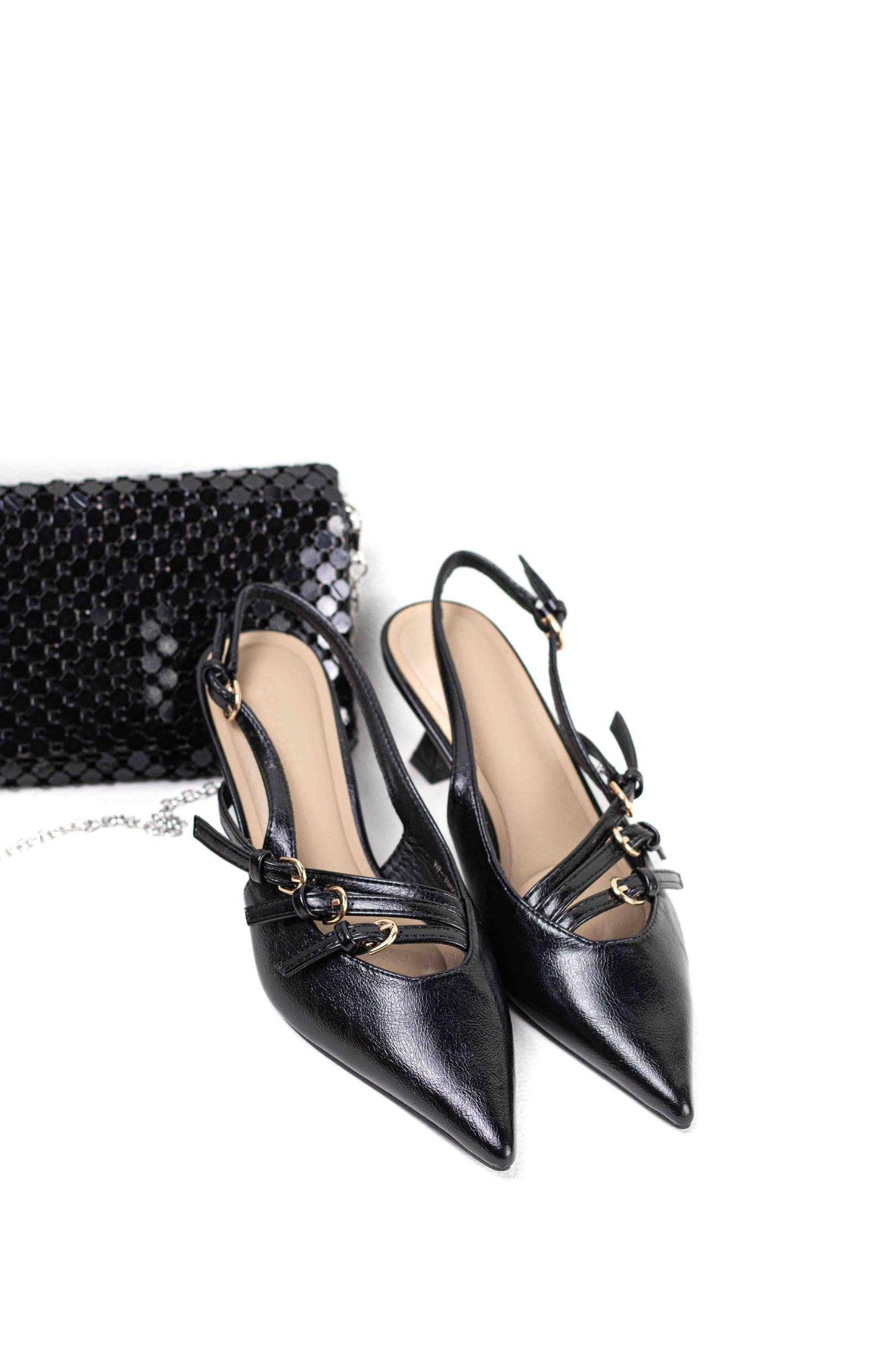 Zapatos con tacón fino y detalles de hebillas