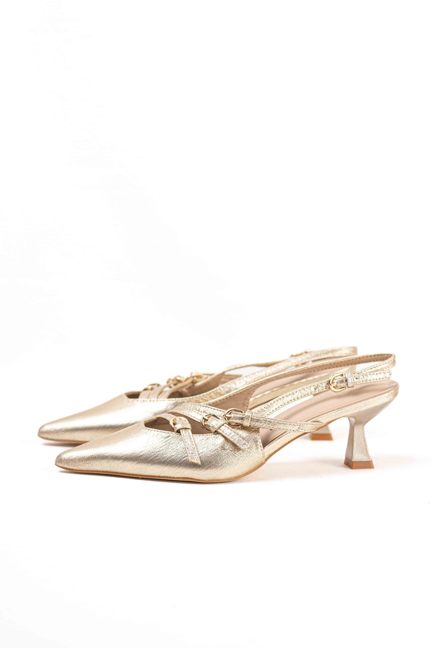 Zapatos con tacón fino y detalles de hebillas