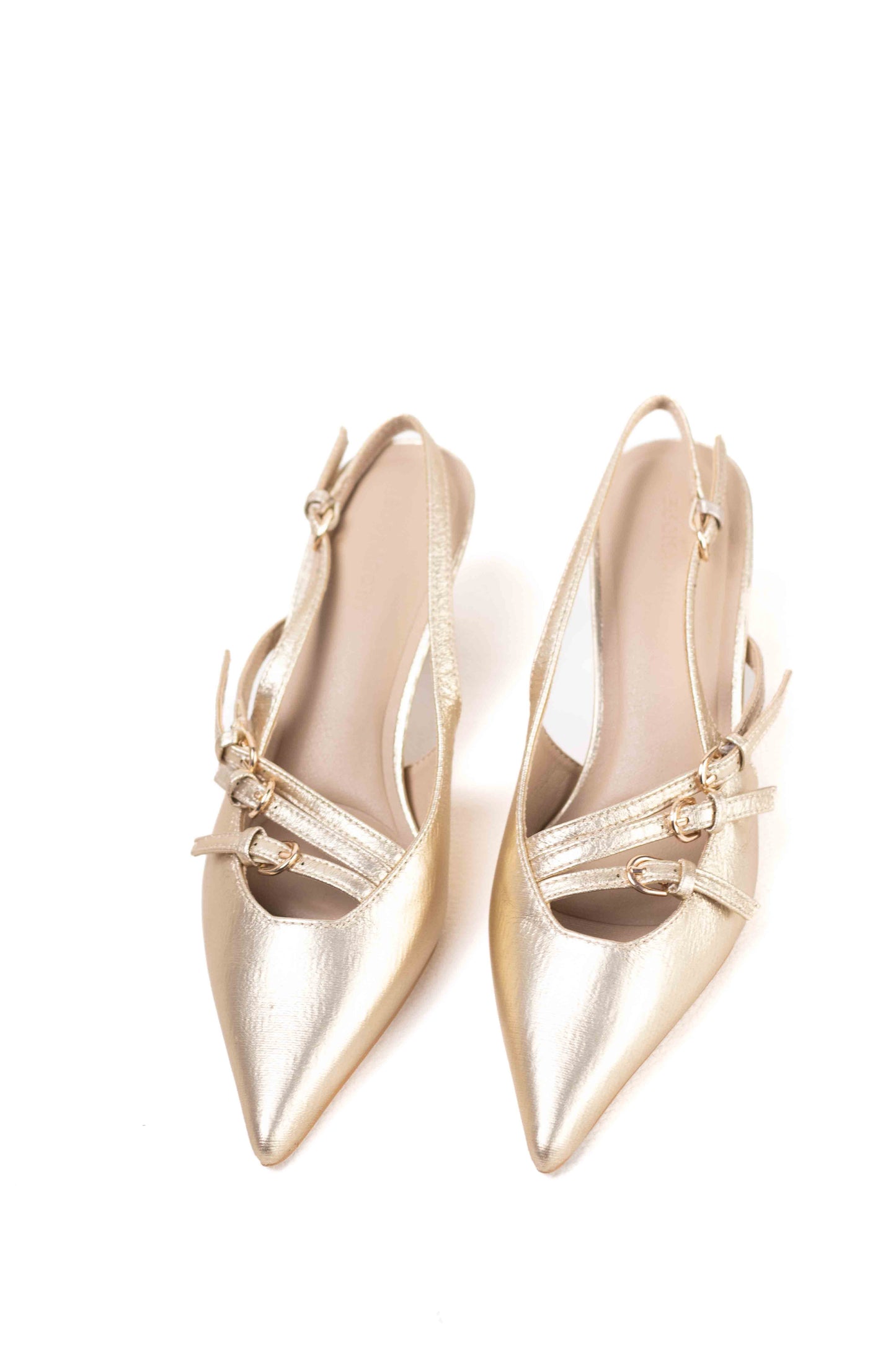 Zapatos con tacón fino y detalles de hebillas