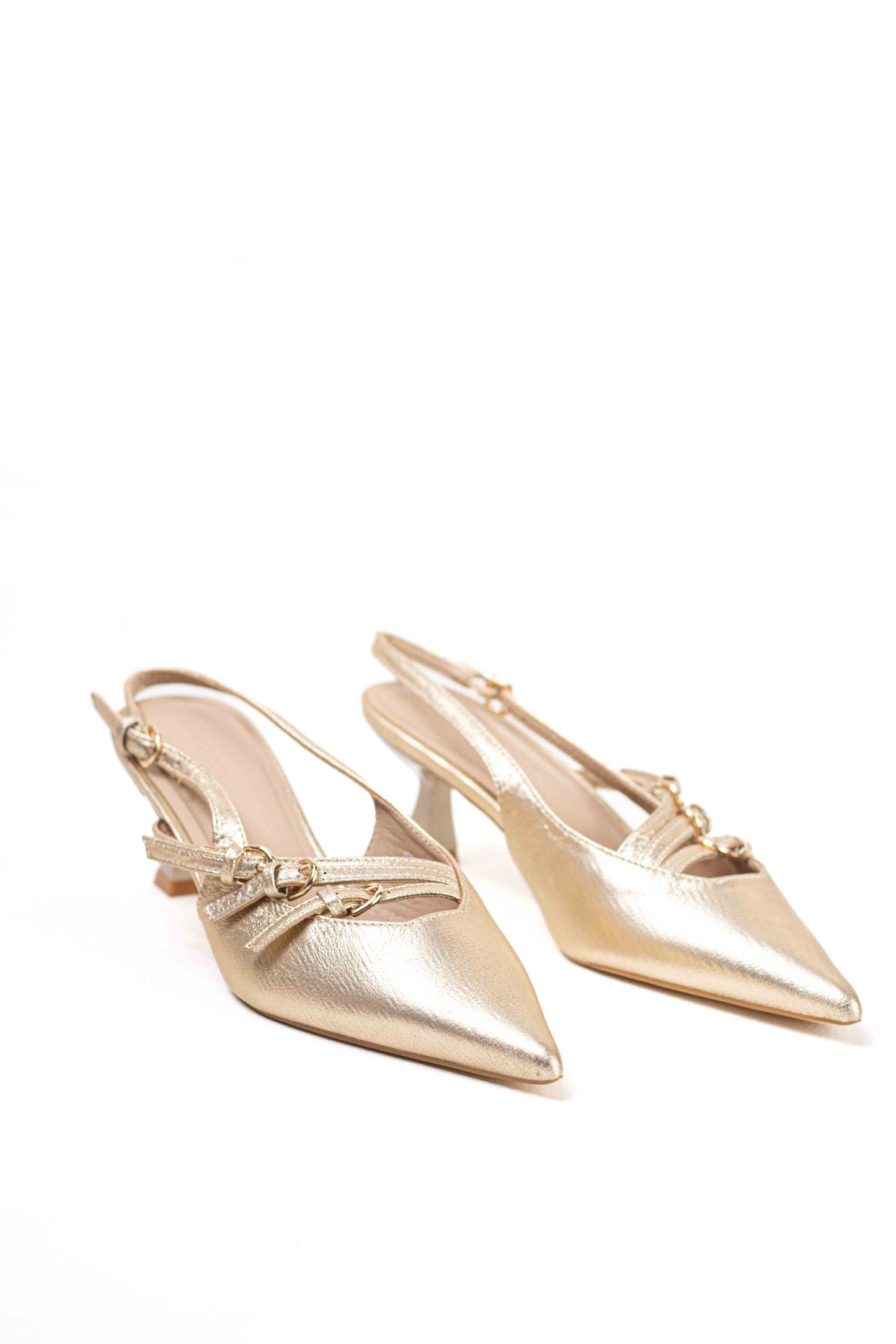 Zapatos con tacón fino y detalles de hebillas