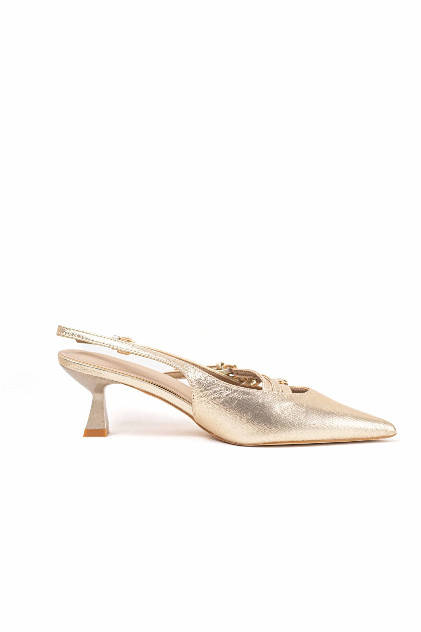 Zapatos con tacón fino y detalles de hebillas