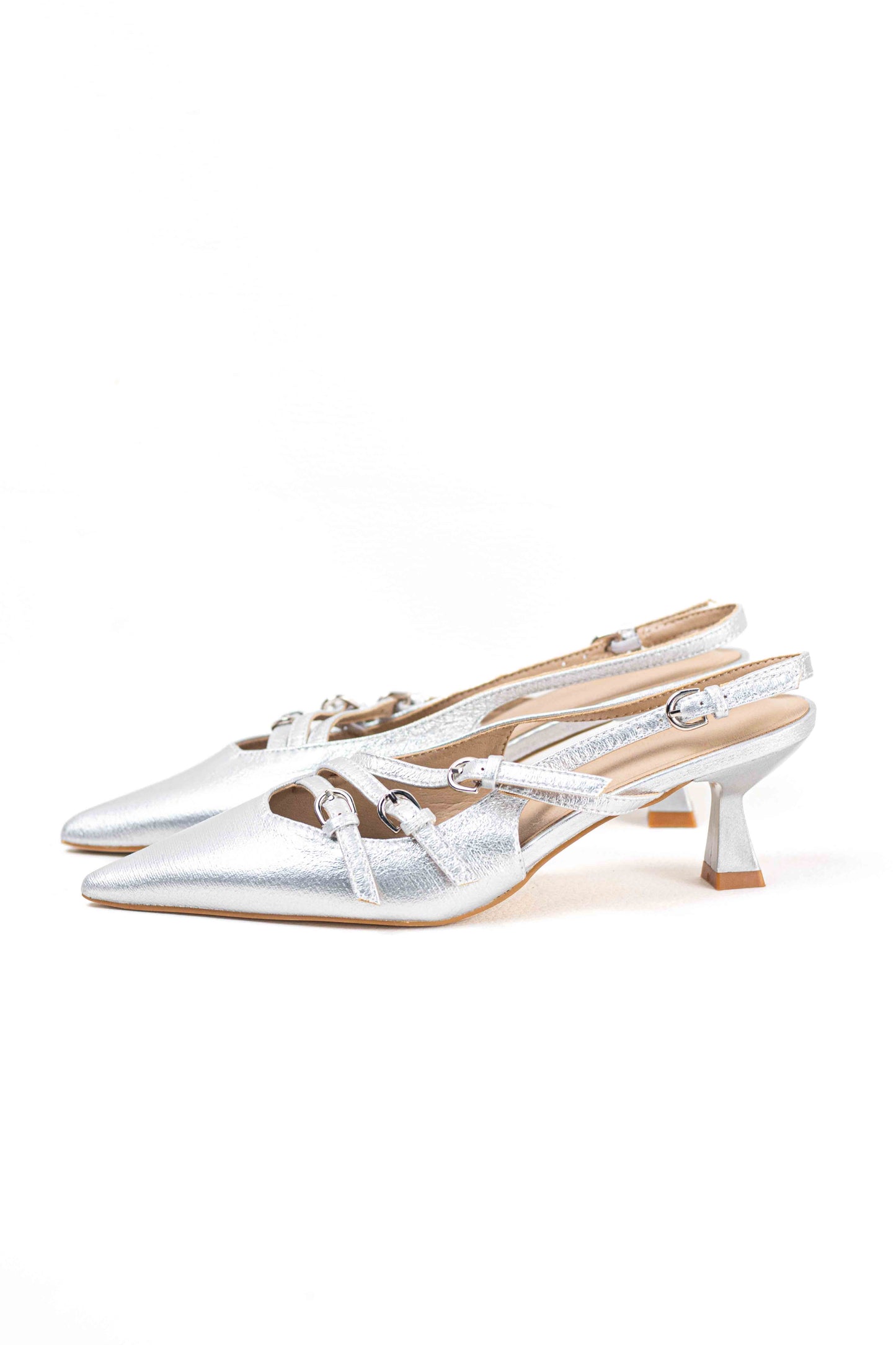 Zapatos con tacón fino y detalles de hebillas