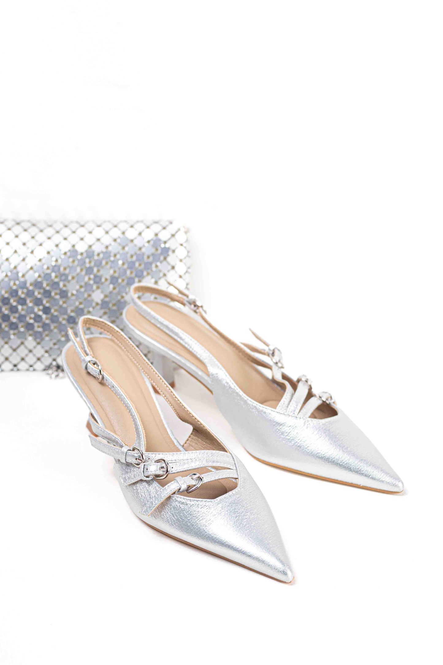 Zapatos con tacón fino y detalles de hebillas