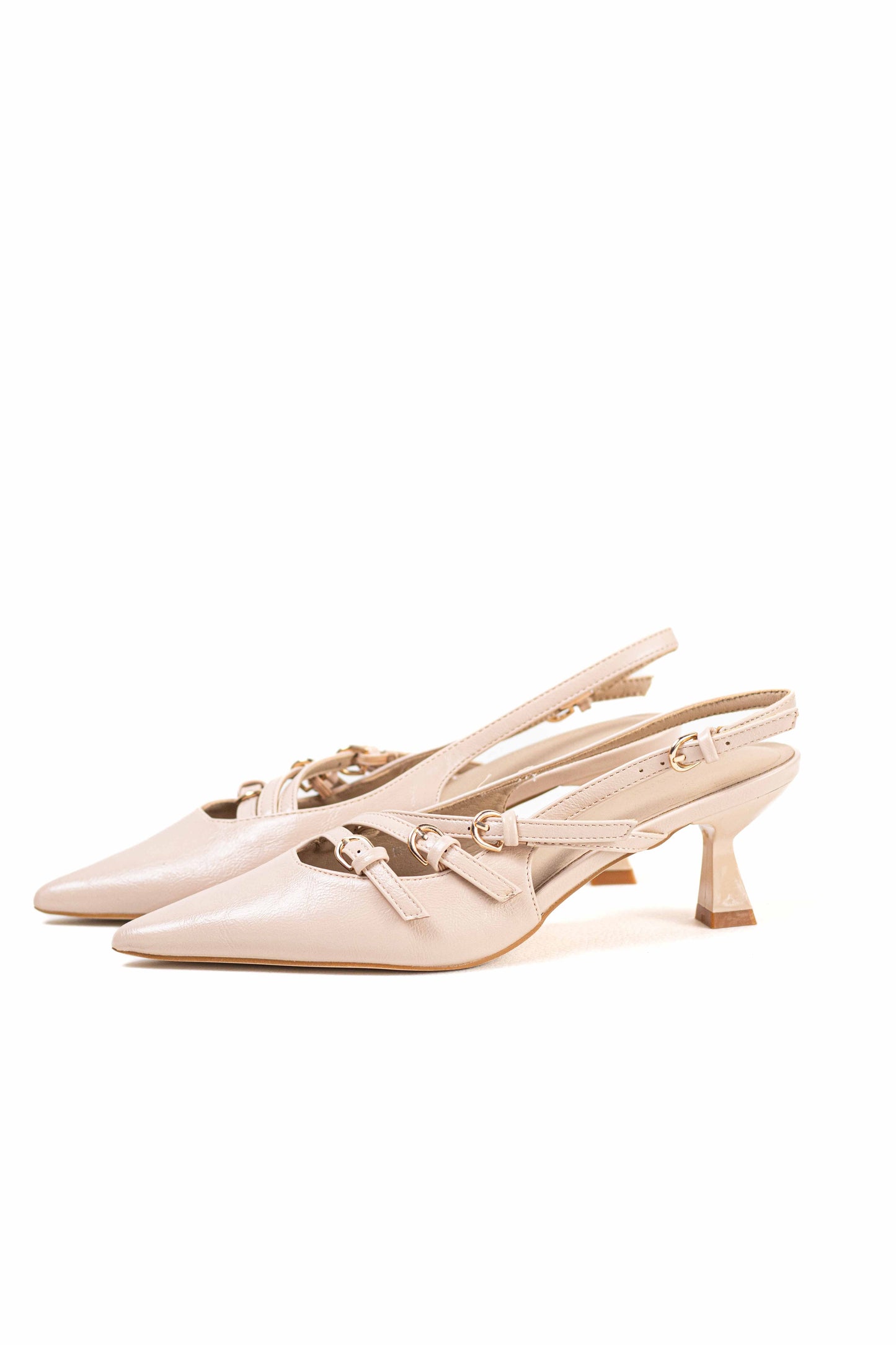 Zapatos con tacón fino y detalles de hebillas