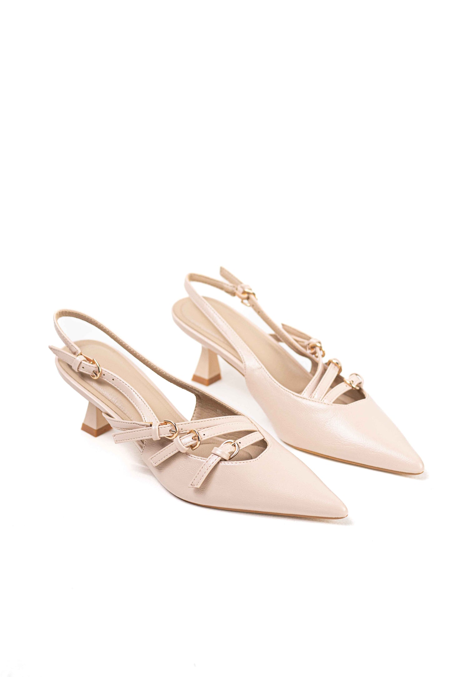 Zapatos con tacón fino y detalles de hebillas