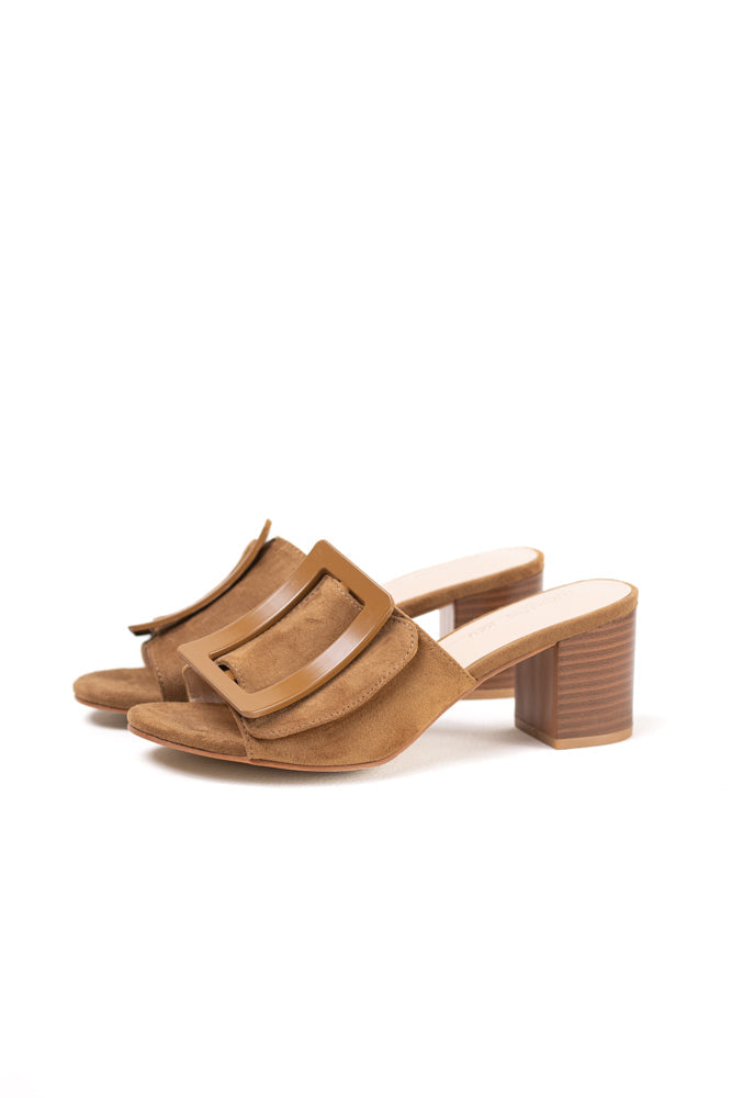 Sandalias tacón mediano efecto madera mules con adorno de hebilla