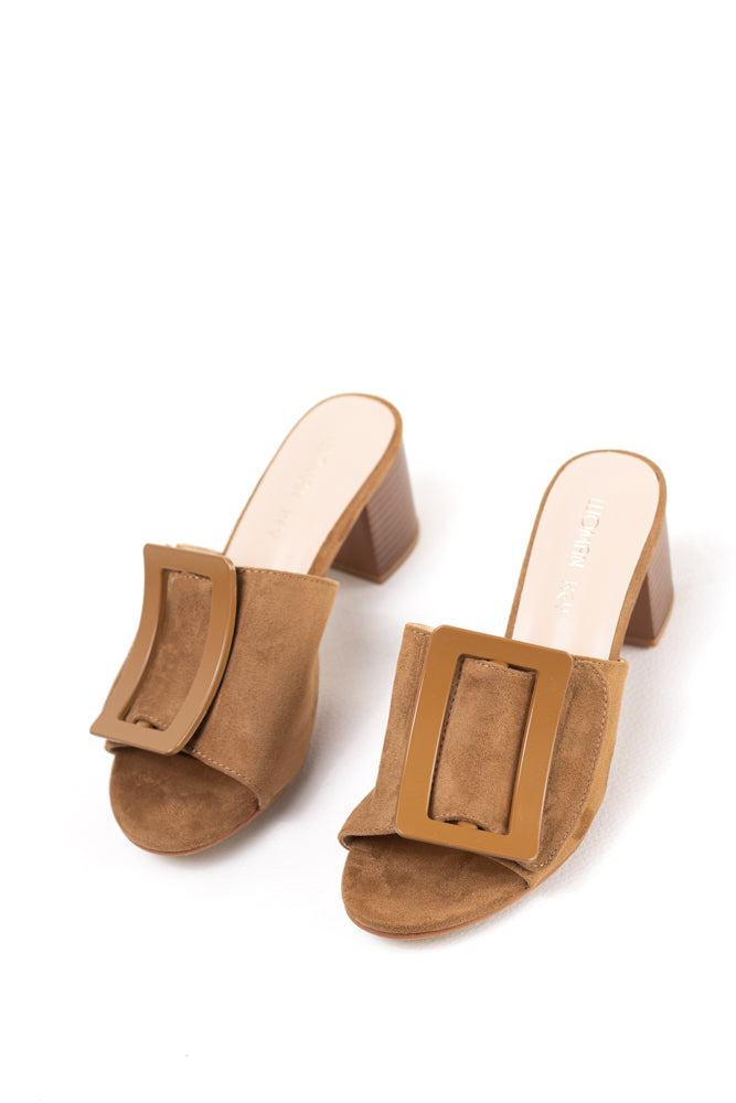 Sandalias tacón mediano efecto madera mules con adorno de hebilla