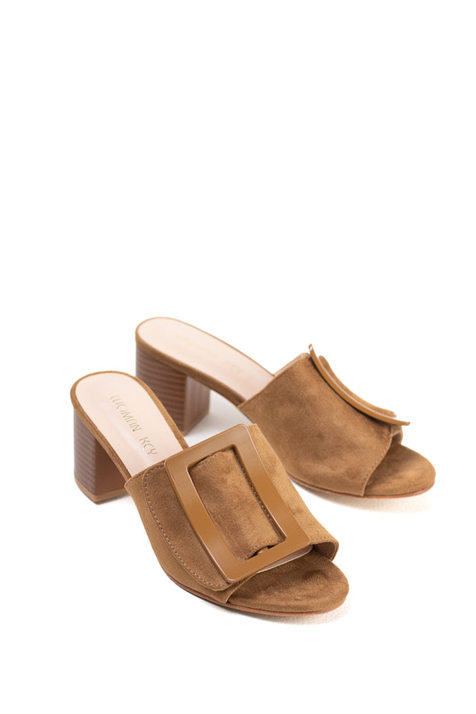 Sandalias tacón mediano efecto madera mules con adorno de hebilla