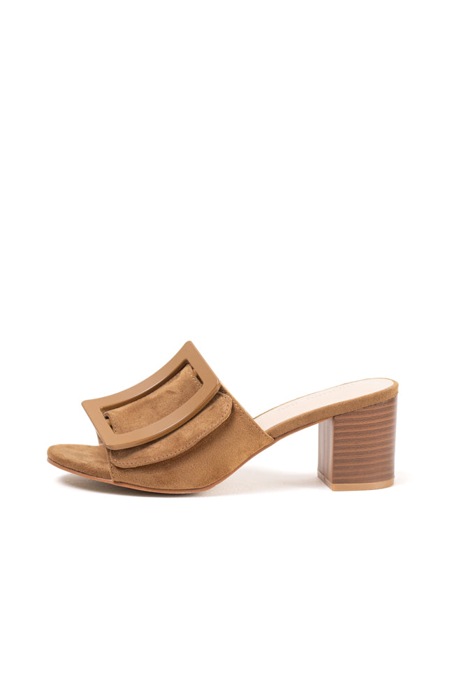 Sandalias tacón mediano efecto madera mules con adorno de hebilla