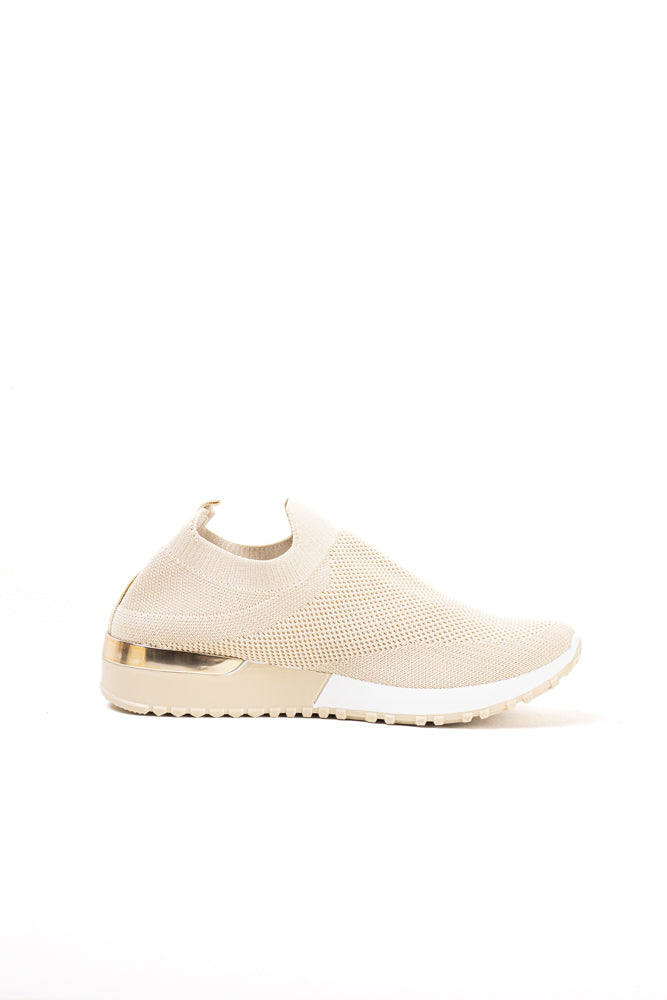 Zapatillas deportivas beige sin cordones, comodidad y estilo casual