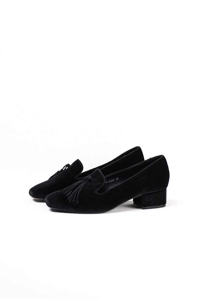 Mocasines con borlas para mujer en negro, elegancia contemporánea con un toque clásico, ideal para cualquier atuendo