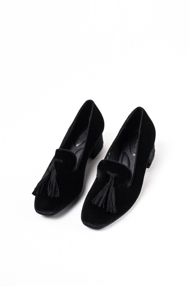 Mocasines con borlas para mujer en negro, elegancia contemporánea con un toque clásico, ideal para cualquier atuendo